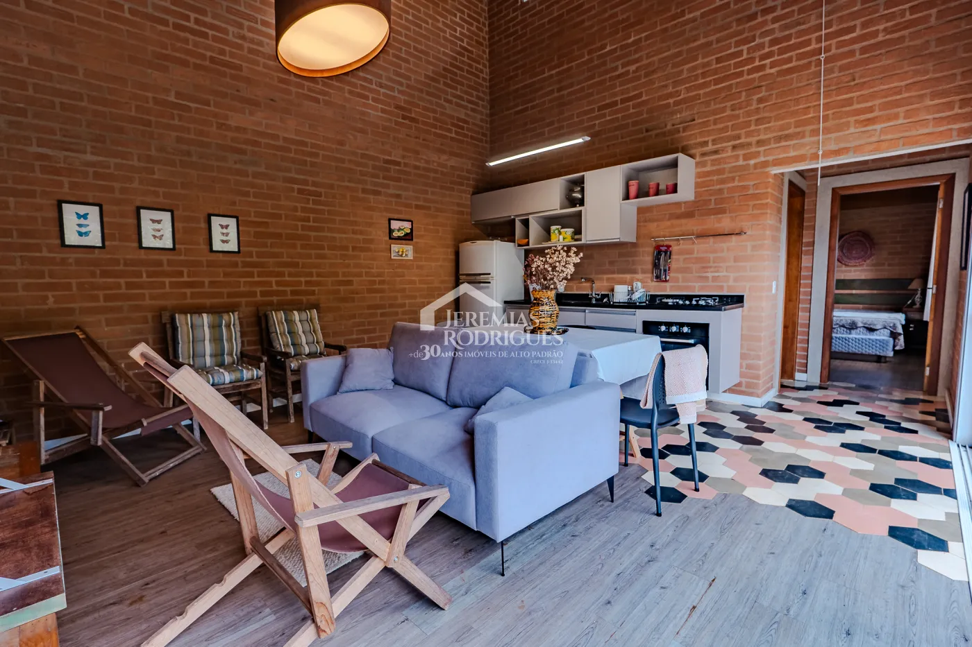 Casa assobradada à venda com 3 dormitórios no Condomínio Parque da Mantiqueira em Santo Antônio do Pinhal/SP.