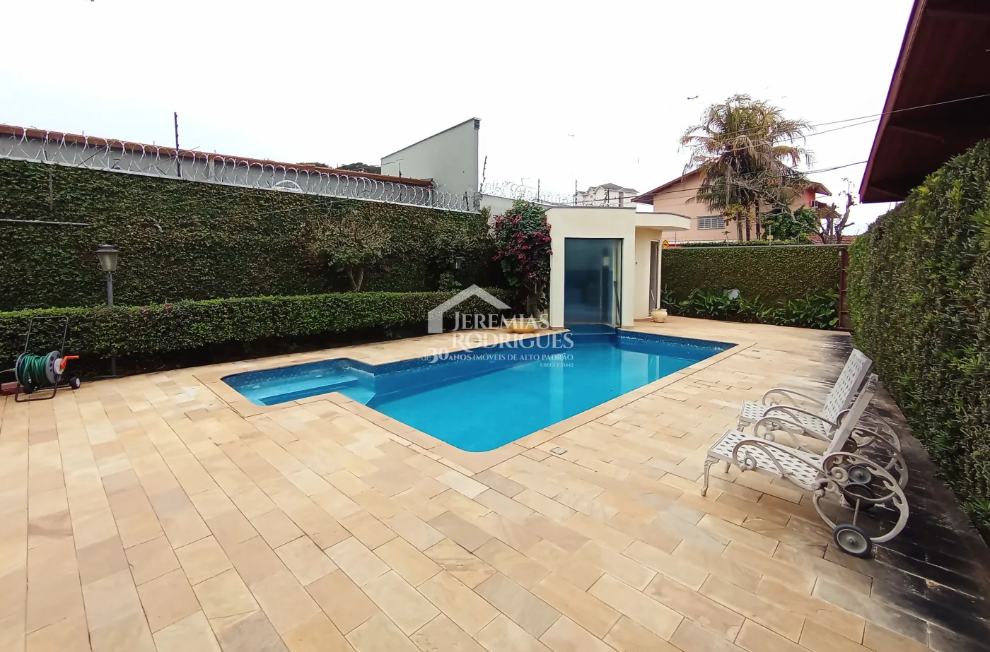 Casa para venda e locação com 3 suítes no bairro Parque das Flores em Taubaté/SP.