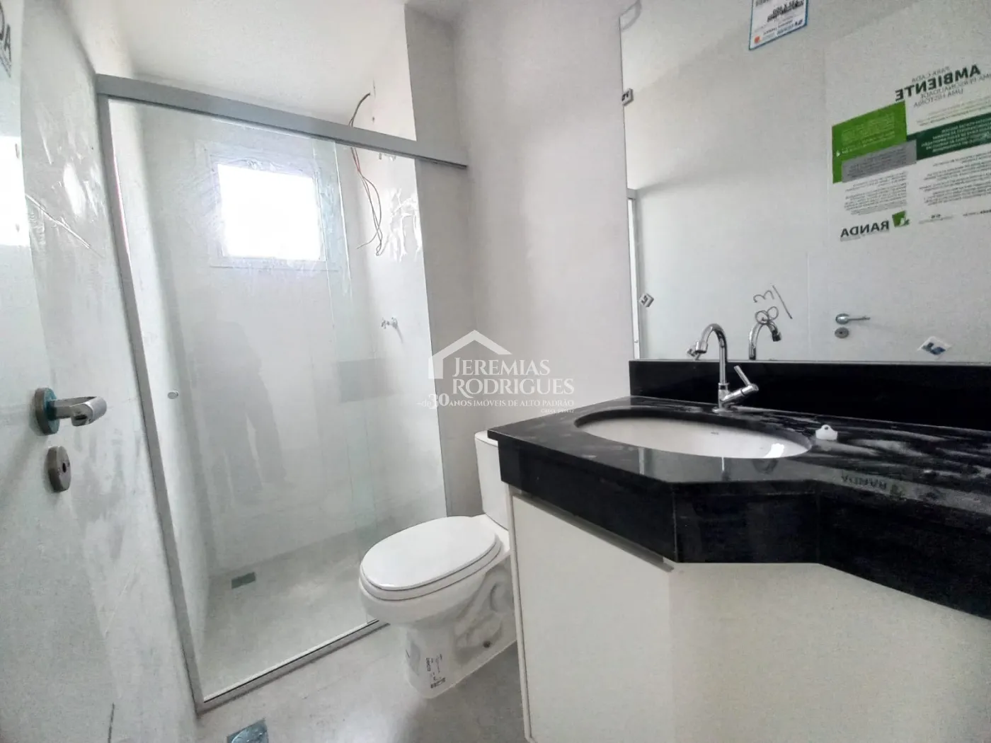 Apartamentos para venda e locação com 2 ou 3 dormitórios, 82 m² no Edifício Santiago em Pindamonhangaba/SP.