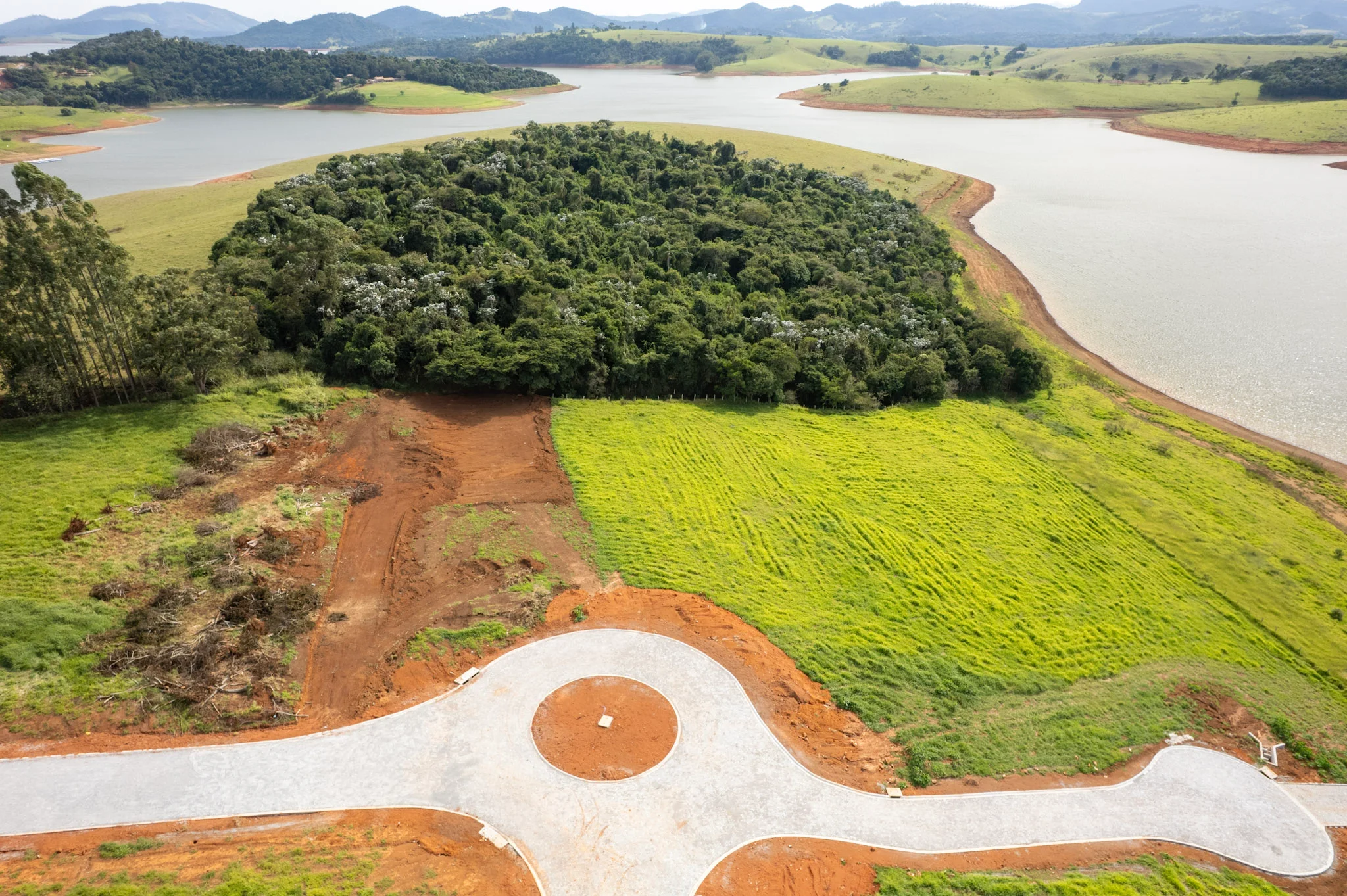 Terras de Santa Maria - Ter sua casa de veraneio às margens da represa é privilégio para poucos. — foto 14