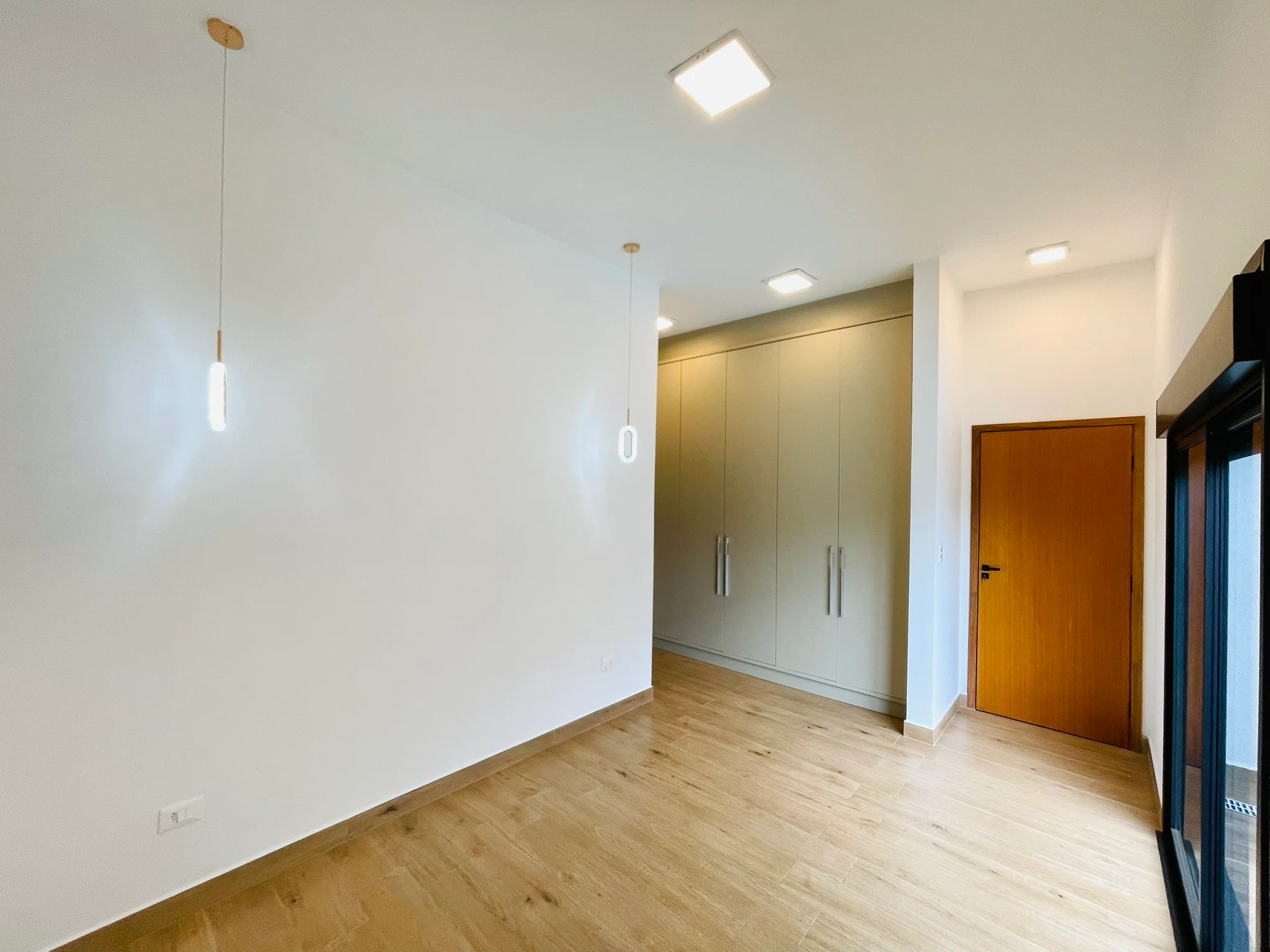 Casa à venda com 4 dormitórios no Condomínio Ouro Ville em Taubaté/SP.