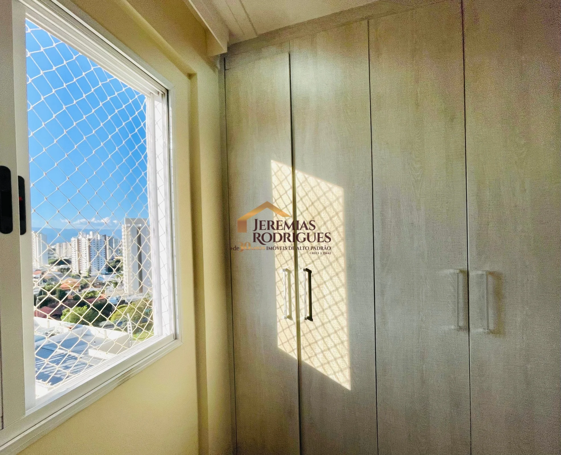 Apartamento à venda no Edifício Sauípe em Taubaté/SP.