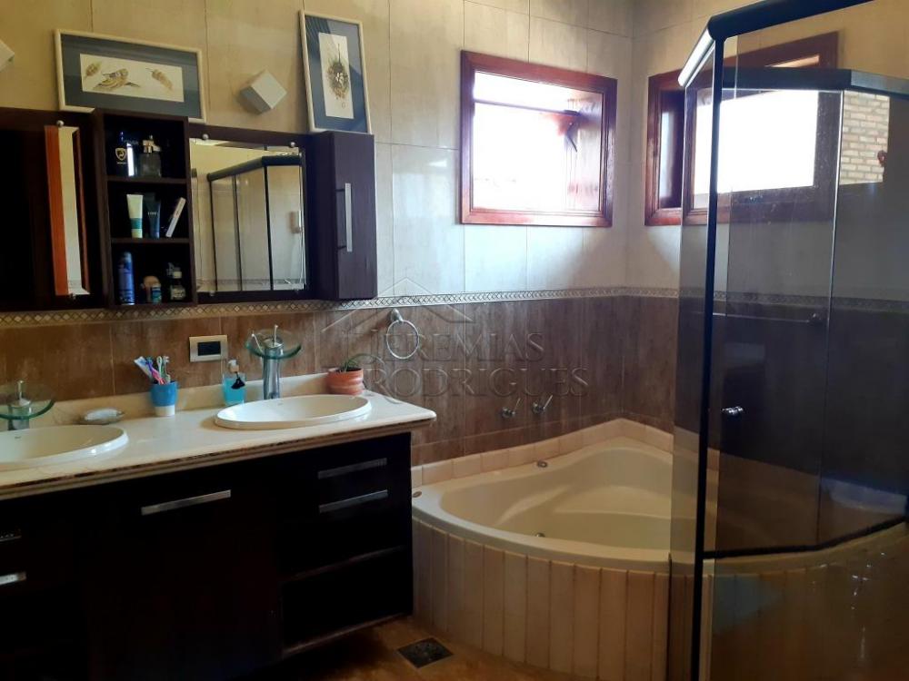 Casa à venda com 6 dormitórios no Condomínio Chácaras Cataguá em Taubaté/SP.