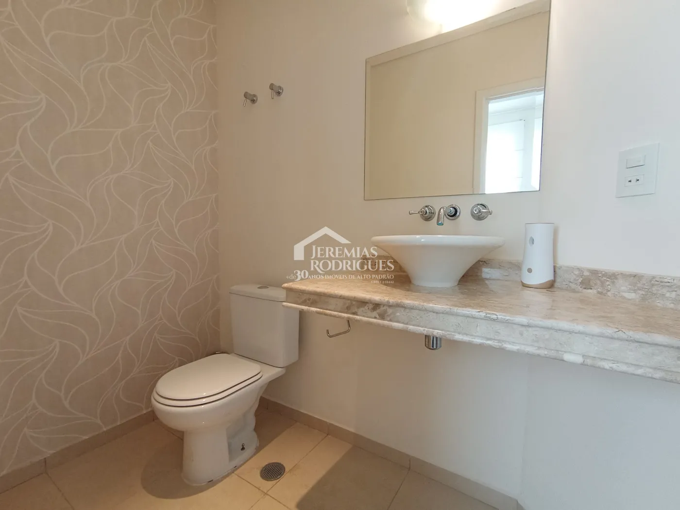 Apartamento duplex à venda com 4 suítes, 401 m² no Condomínio Chateau D Amboise em Campos do Jordão/SP.