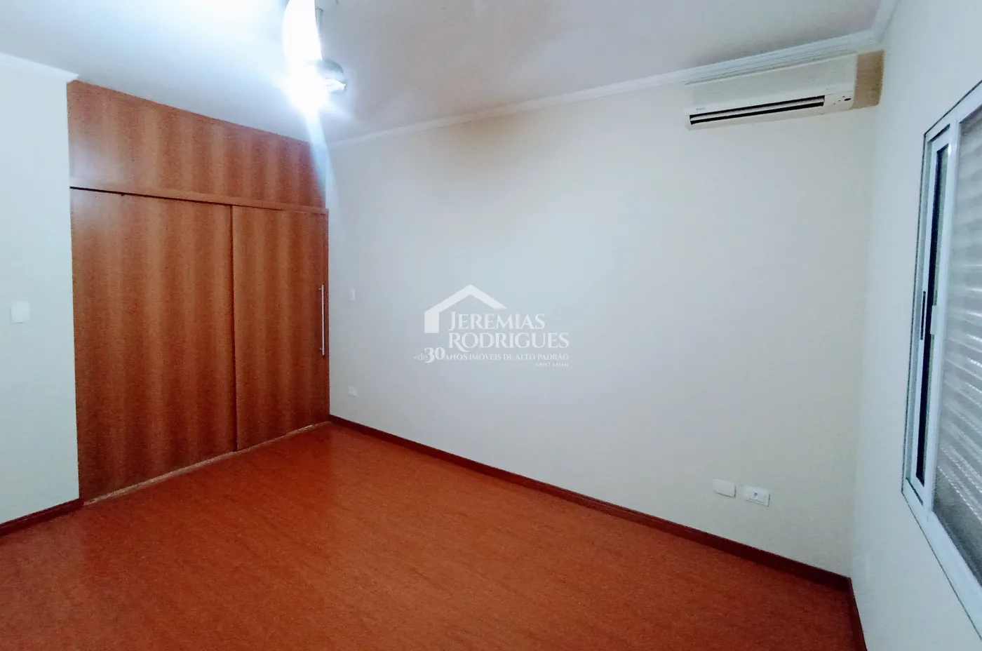Casa à venda com 3 dormitórios no Condomínio Vale dos Príncipes em Taubaté/SP.
