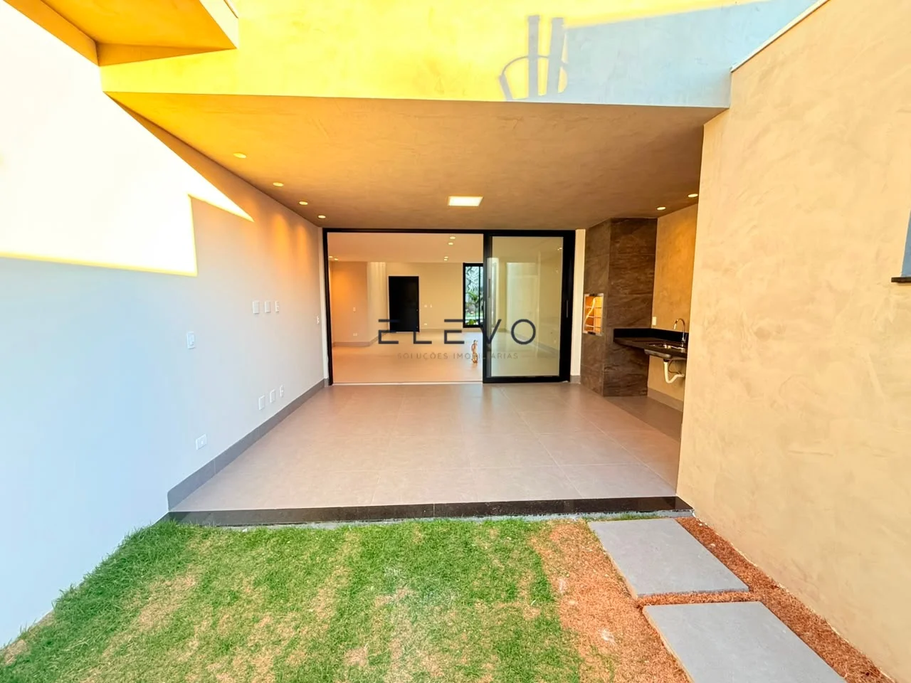 Casa Térrea à Venda no Condomínio Ouro Verde | 3 Suítes, Piscina e 237 m² em Sarandi-PR
