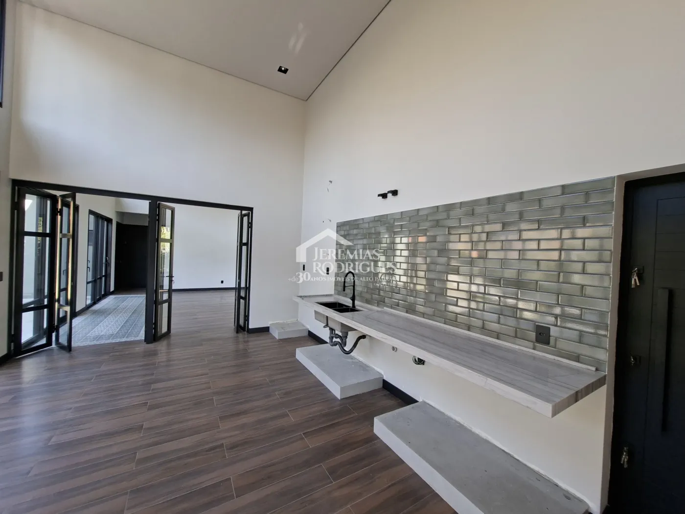 Casa à venda com 4 dormitórios, no Condomínio Parque da Mantiqueira em Santo Antônio do Pinhal/SP.