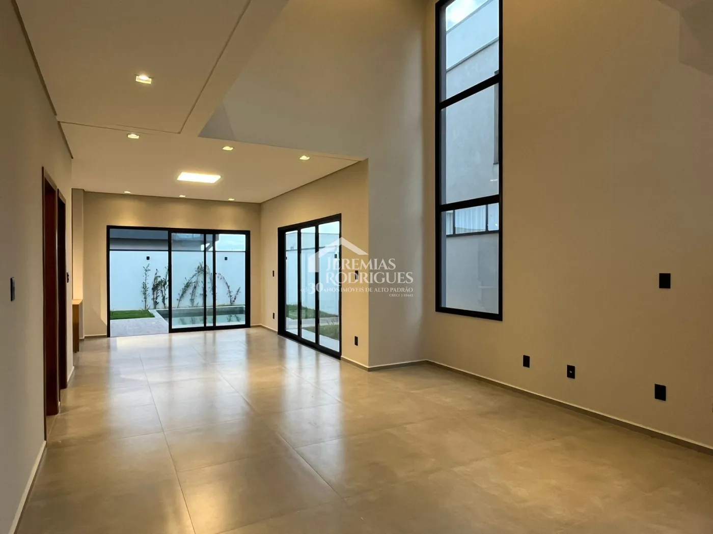 Casa assobradada à venda com 3 suítes no Condomínio Cyrela Landscape em Taubaté/SP.