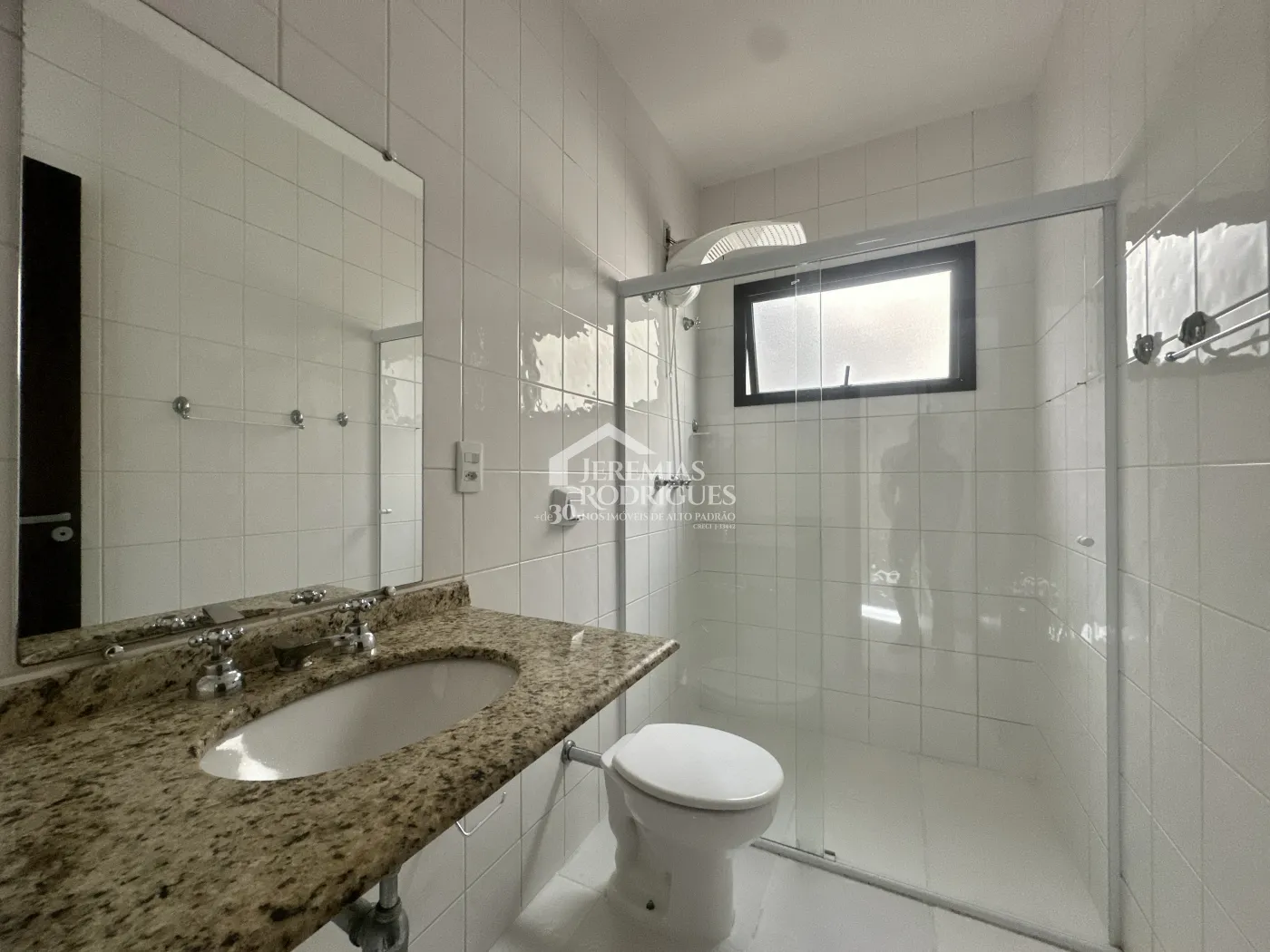 Casa para venda e locação com 4 dormitórios no Condomínio Alto dos Pinheiros em Taubaté/SP.