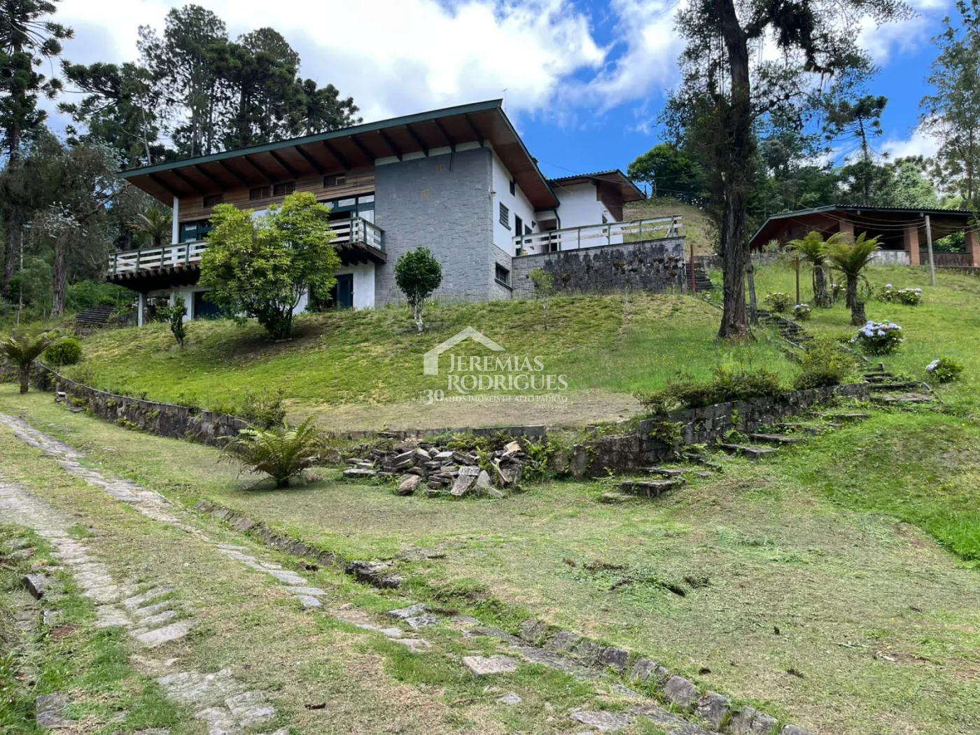 Casa para venda com 3 dormitórios no Jardim do Embaixador em Campos do Jordão/SP