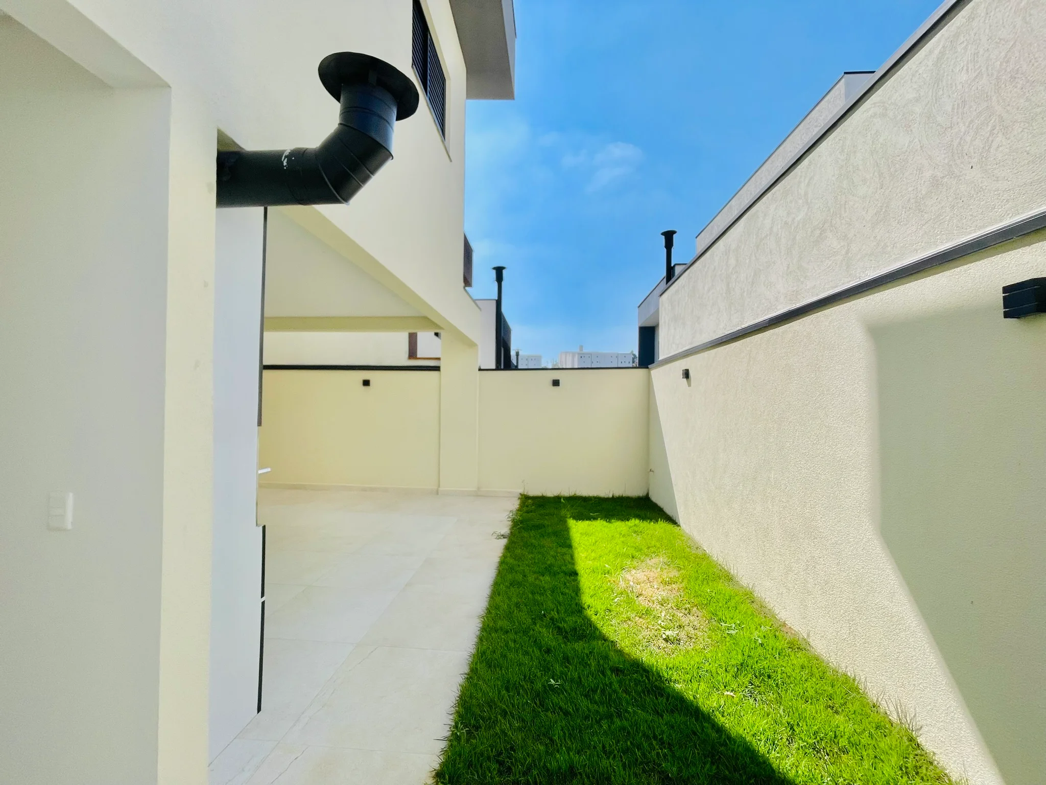 Casa com 3 dormitórios à venda no Condomínio Recanto Tropical em Taubaté/SP.