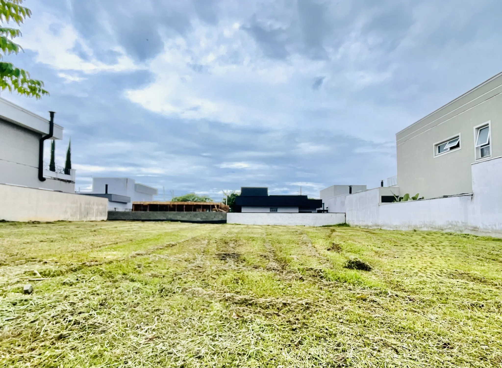 Terreno à venda com 300 m² no Condomínio Ouro Ville em Taubaté/SP. 