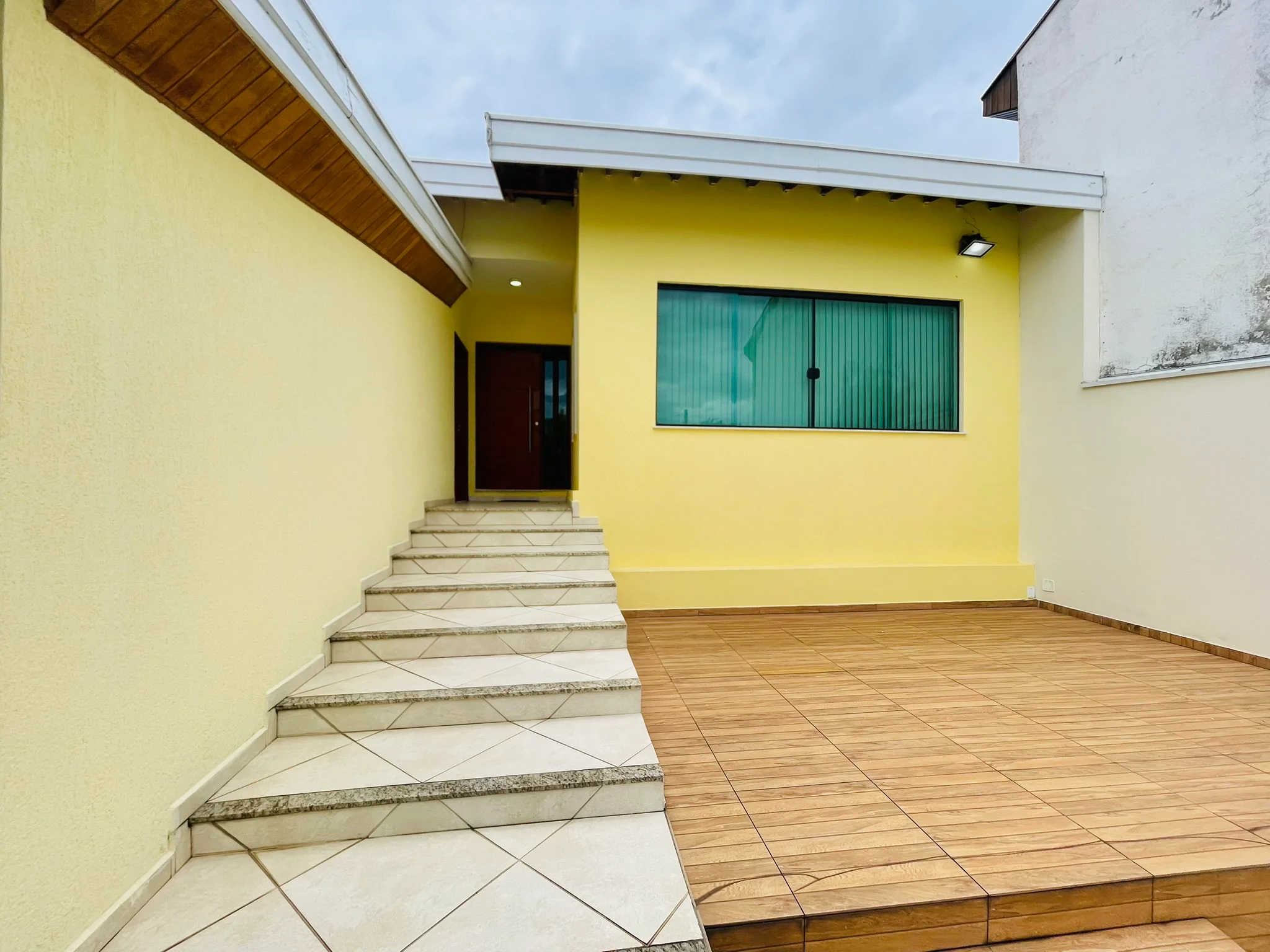 Casa à venda com 3 dormitórios no bairro Jardim das Nações em Taubaté/SP. 