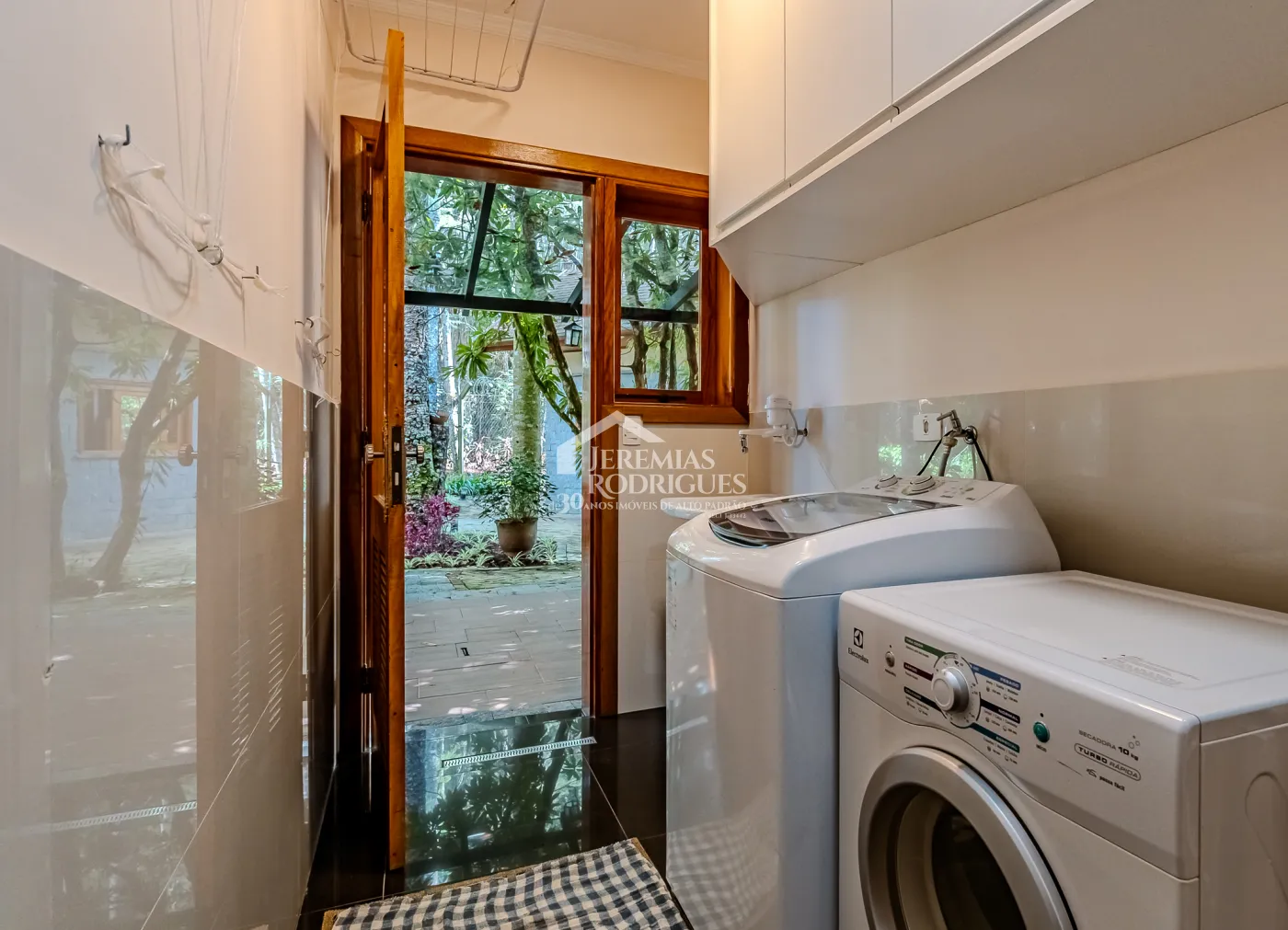 Casa à venda com 3 suítes no Condomínio Reserva Figueiredo em Campos do Jordão/SP.