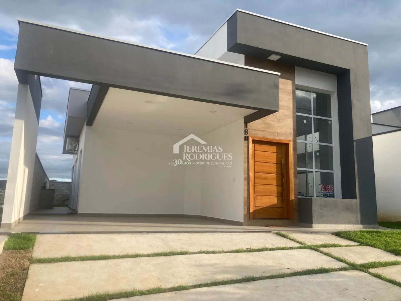 Casa assobradada à venda com 3 dormitórios no Condomínio Cataguá Way Norte em Taubaté/SP.