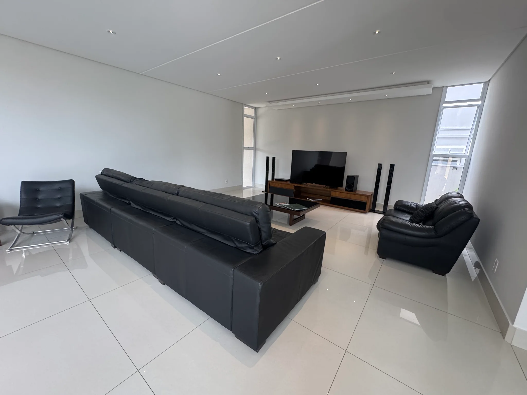 Casa à venda com 4 suítes no Condomínio Colonial Village I em Pindamonhangaba/SP. 