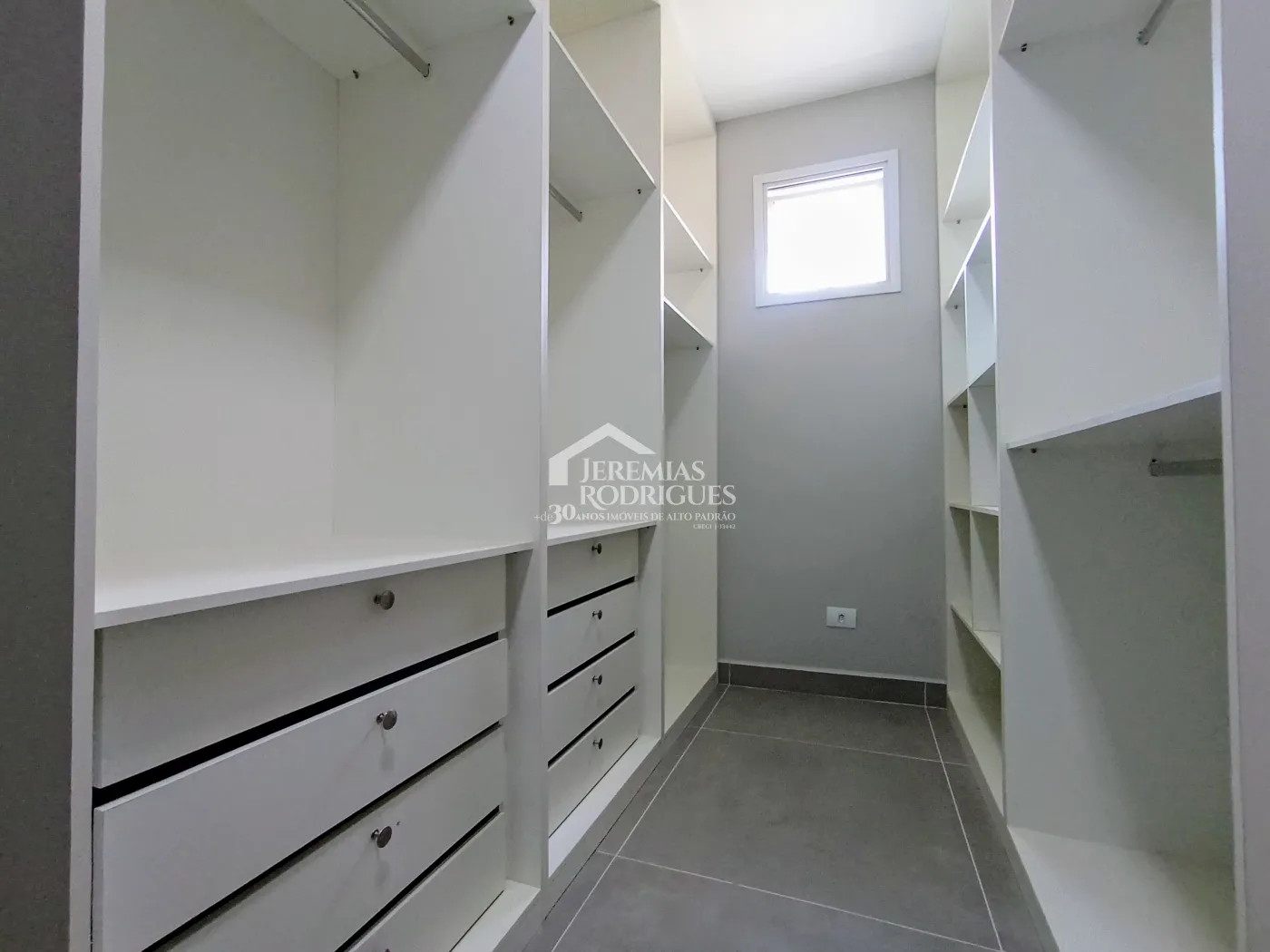 Casa à venda com 3 dormitórios no Condomínio Taubaté Village em Taubaté/SP.