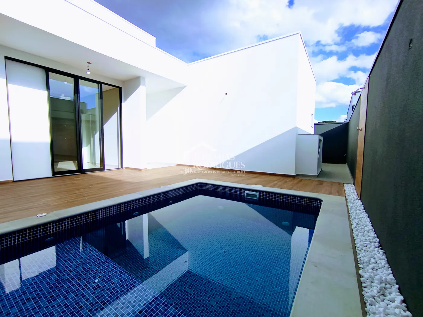 Casa à venda com 3 suítes no Condomínio Ouro Ville em Taubaté/SP