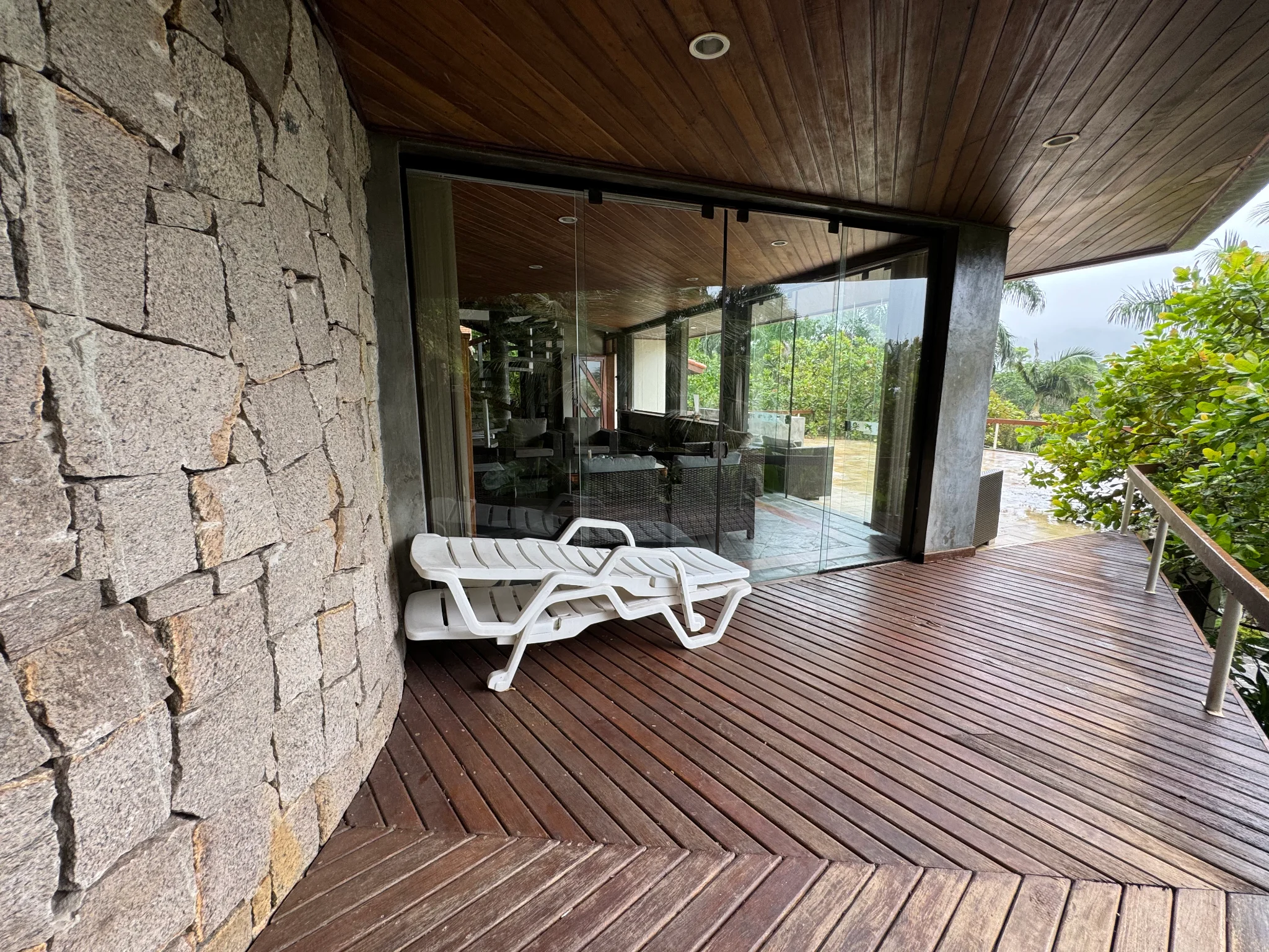 Casa à venda com 5 dormitórios no Condomínio Ponta das Toninhas em Ubatuba/SP. 