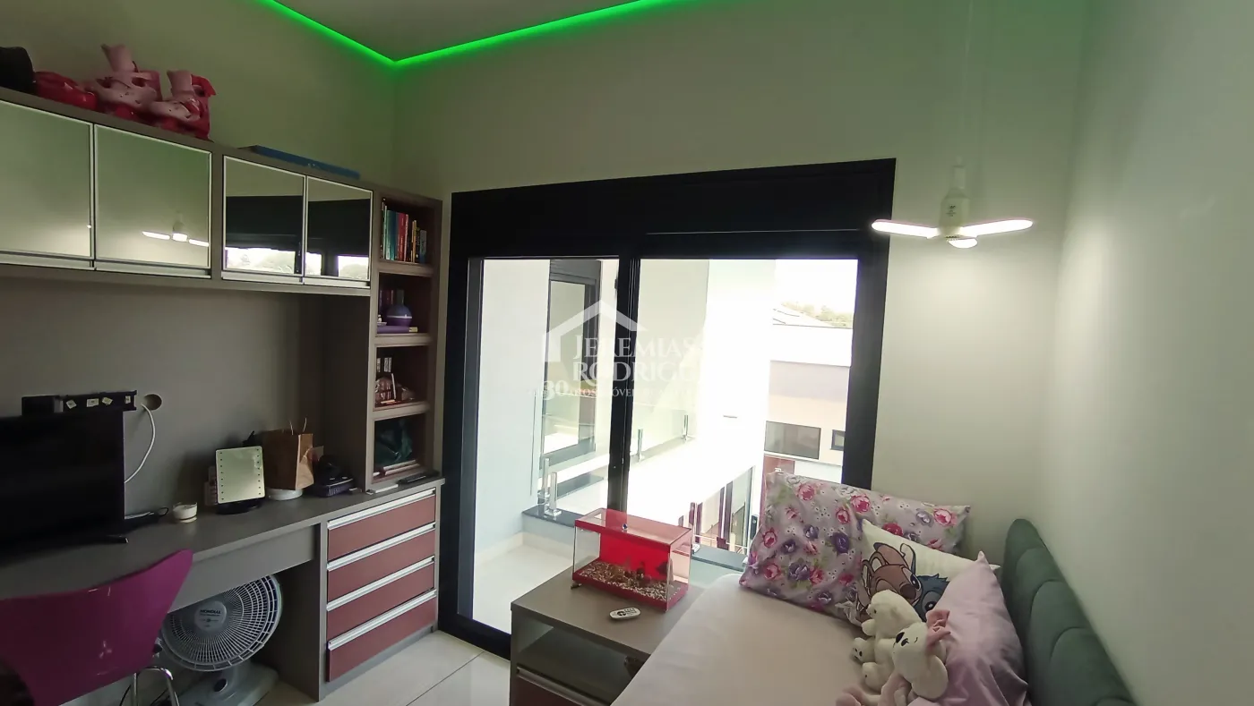 Casa à venda com 3 dormitórios no Condomínio Tecoara em Taubaté/SP.