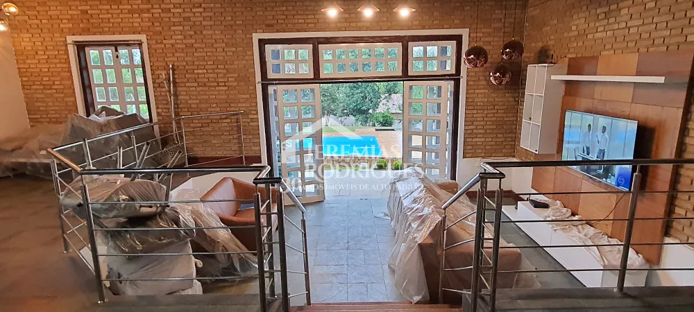 A Imobiliária Jeremias Rodrigues Imóveis de Alto Padrão disponibiliza para venda e locação essa casa no Condomínio Chácaras Cataguá em Taubaté/SP.