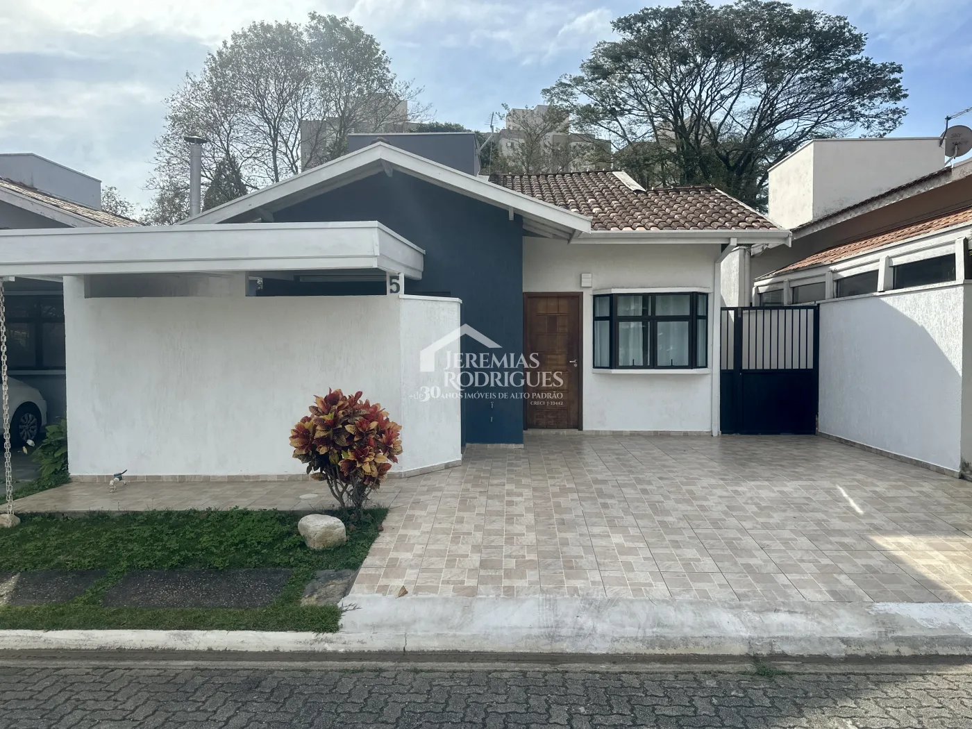 Casa para venda e locação com 4 dormitórios no Condomínio Alto dos Pinheiros em Taubaté/SP.