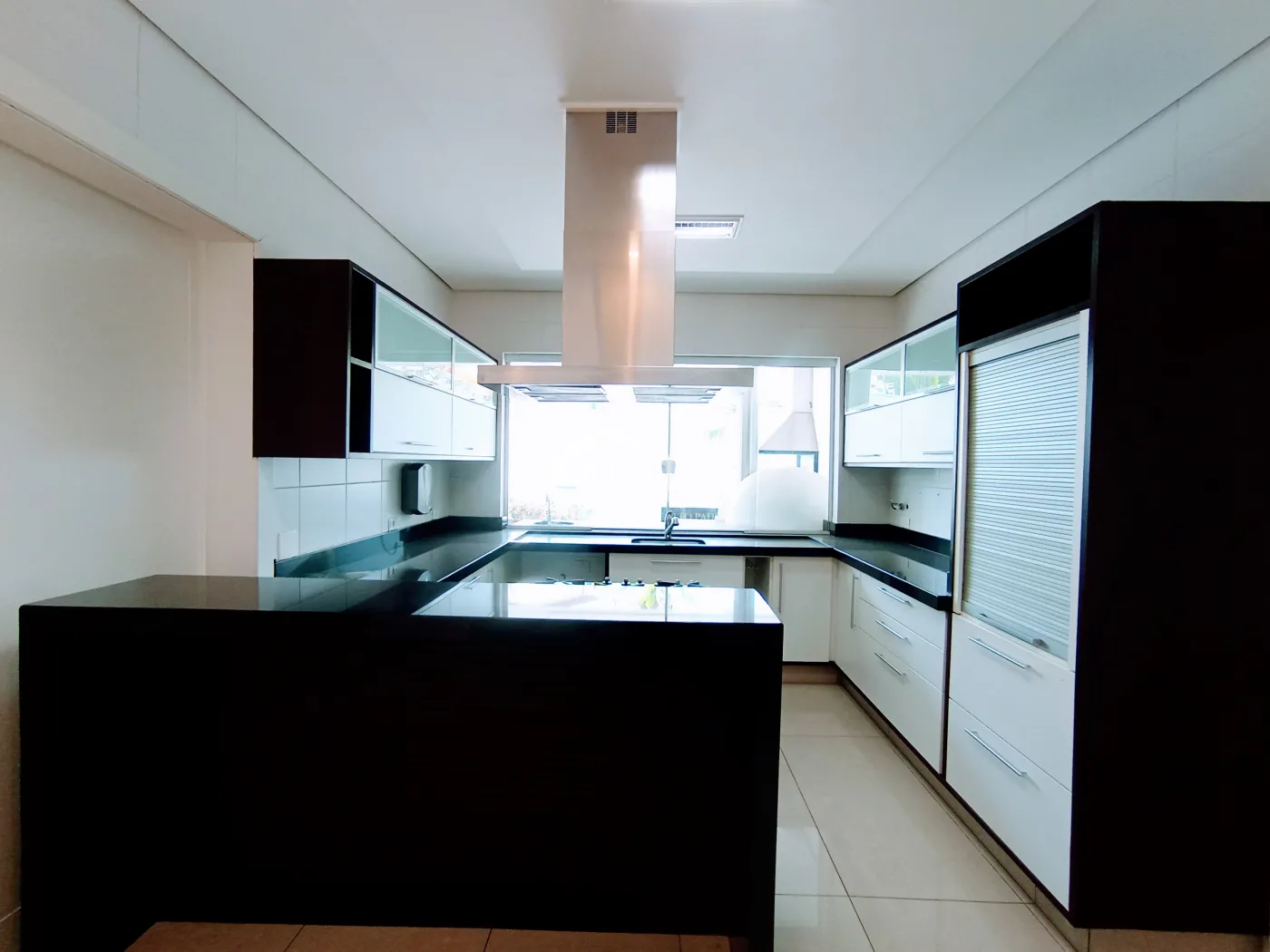 Casa para venda e locação com 4 suítes no Condomínio Taubaté Village em Taubaté/SP.