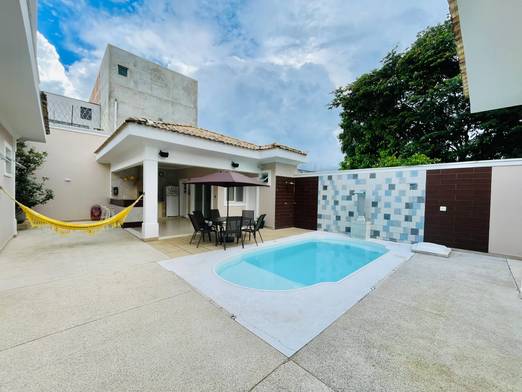 Casa à venda com 4 dormitórios no Condomínio Jardim Oásis em Taubaté/SP. 