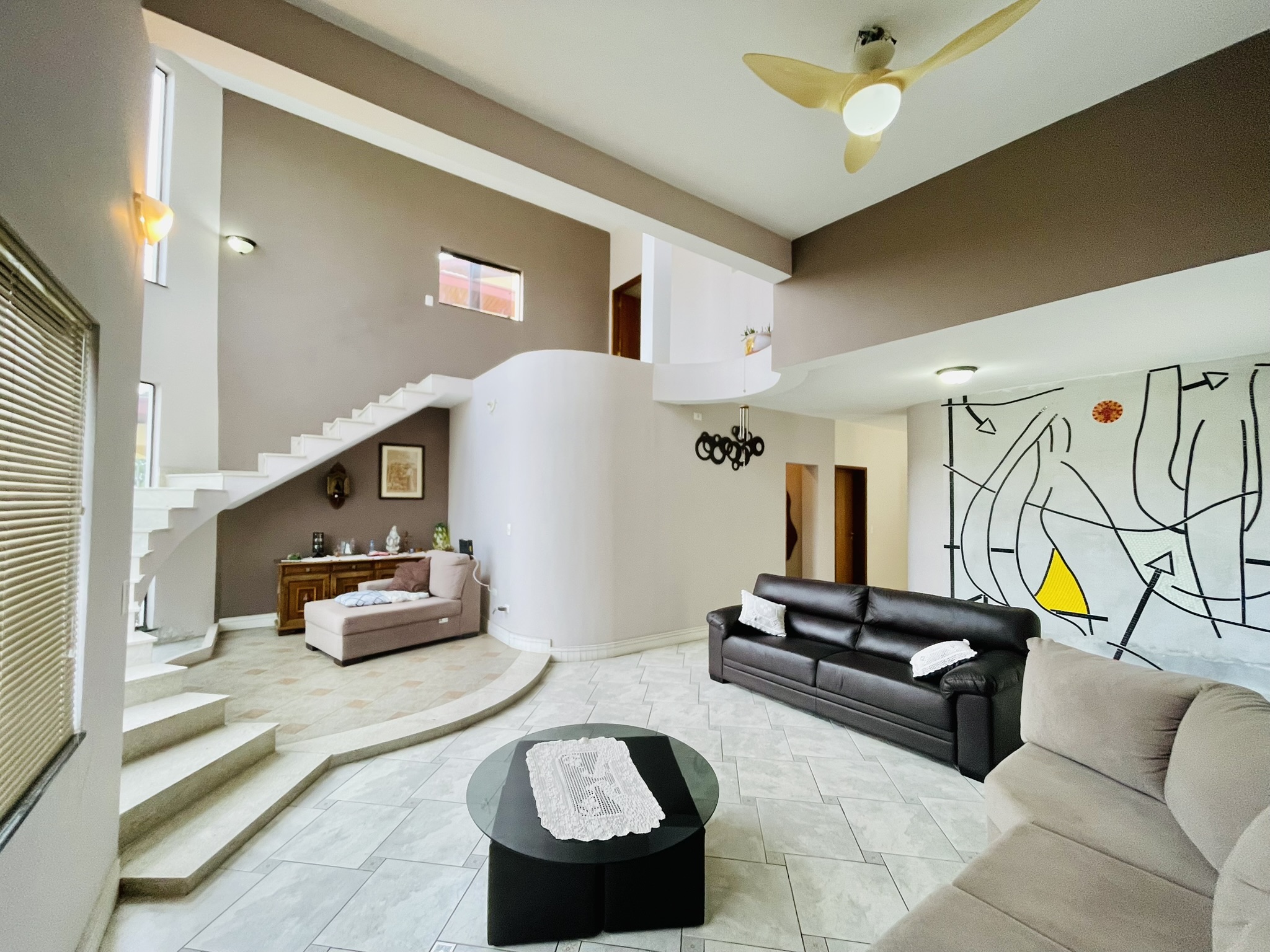 Casa à venda com 4 dormitórios no Condomínio Jardim das Hortênsias em Taubaté/SP.