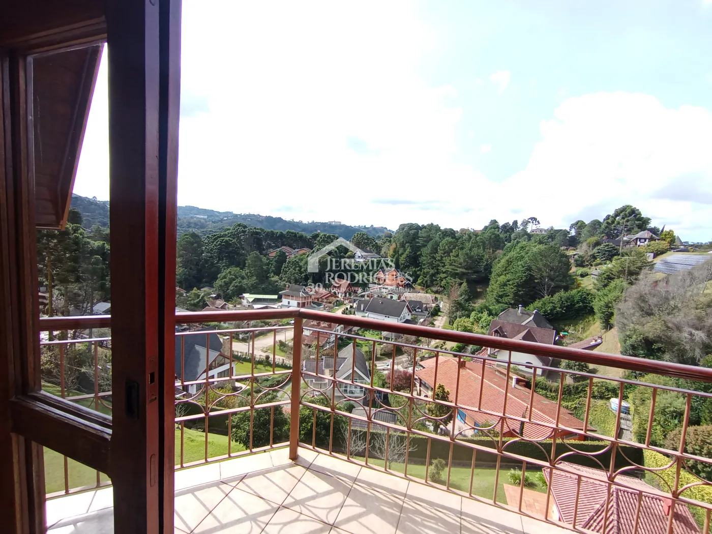 Apartamento para venda com 4 dormitórios no Edifício Solar Bela Vista em Campos do Jordão/SP