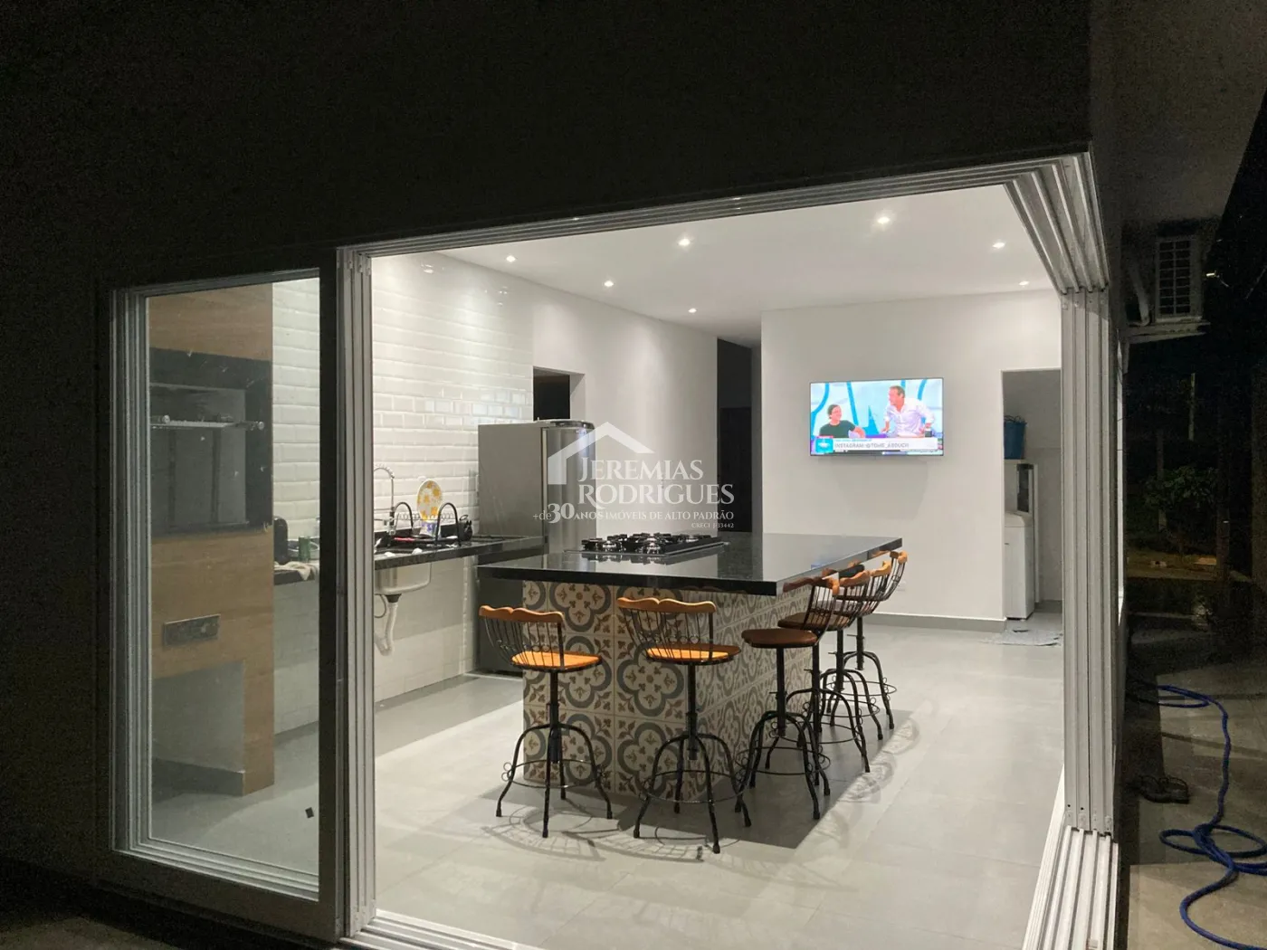 Casa assobradada à venda com 3 dormitórios no Condomínio Cataguá Way Norte em Taubaté/SP.