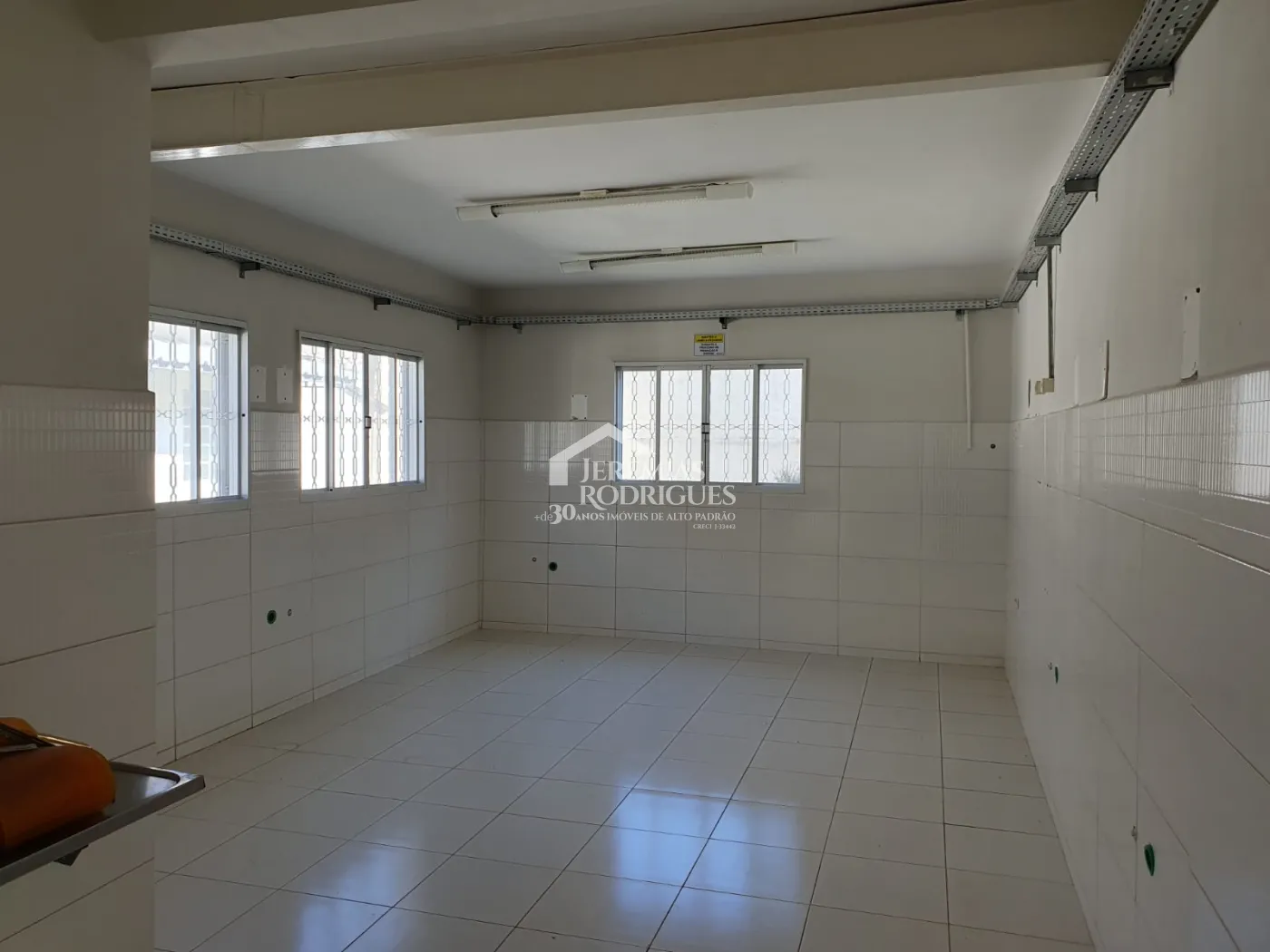 Galpão à venda no bairro Jardim Jaraguá em Taubaté/SP.