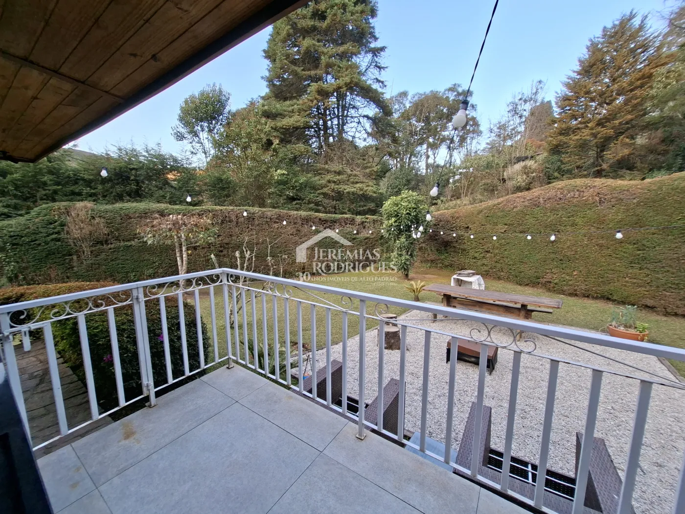 Casa à venda com 2 dormitórios no Condomínio Petiti Village em Campos do Jordão/SP.