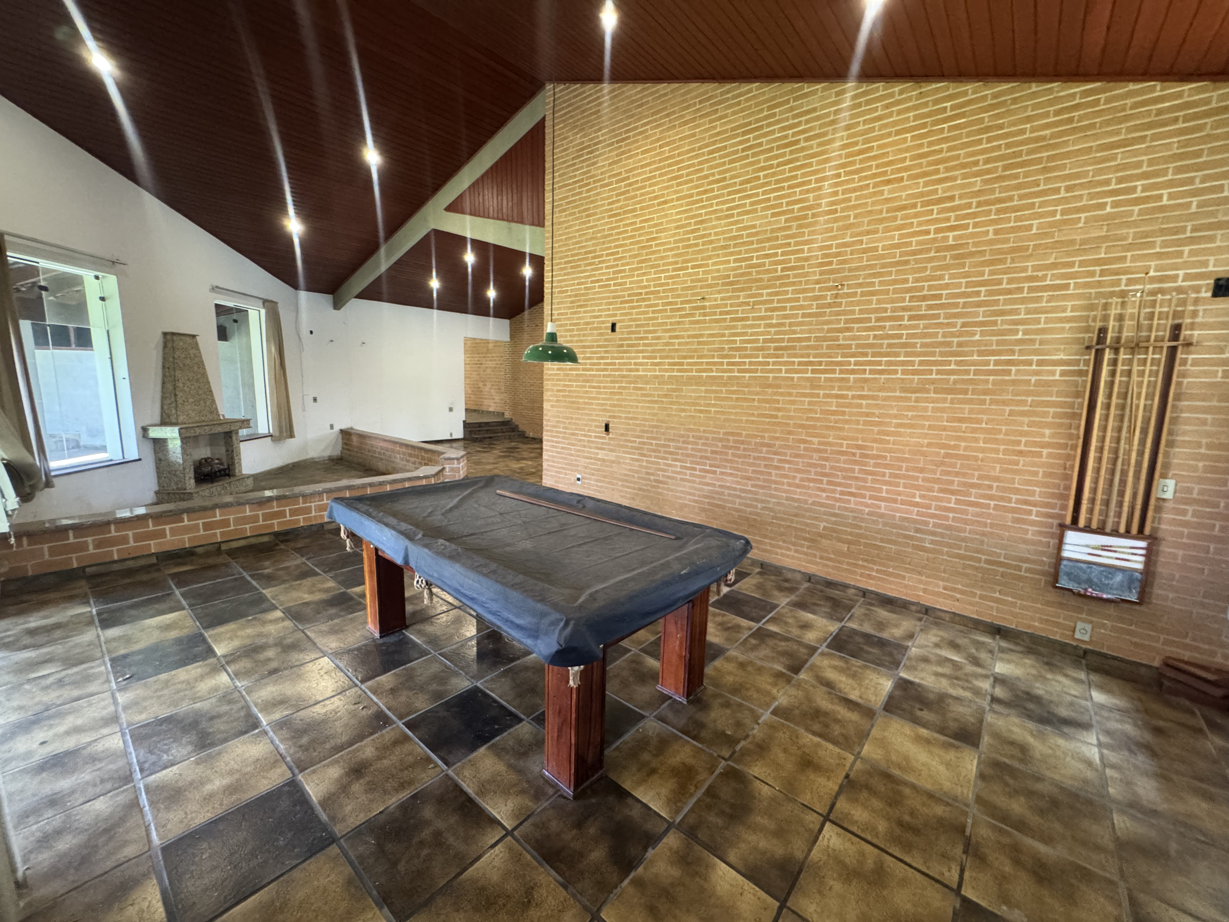 Casa à venda com 5 dormitórios no Condomínio Village Paineiras em Pindamonhangaba/SP.