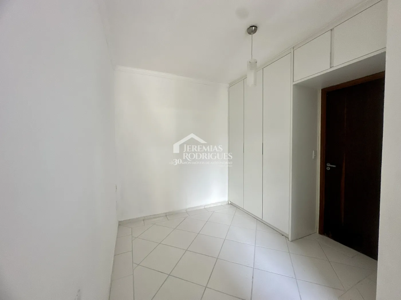 Casa para venda e locação com 4 dormitórios no Condomínio Alto dos Pinheiros em Taubaté/SP.