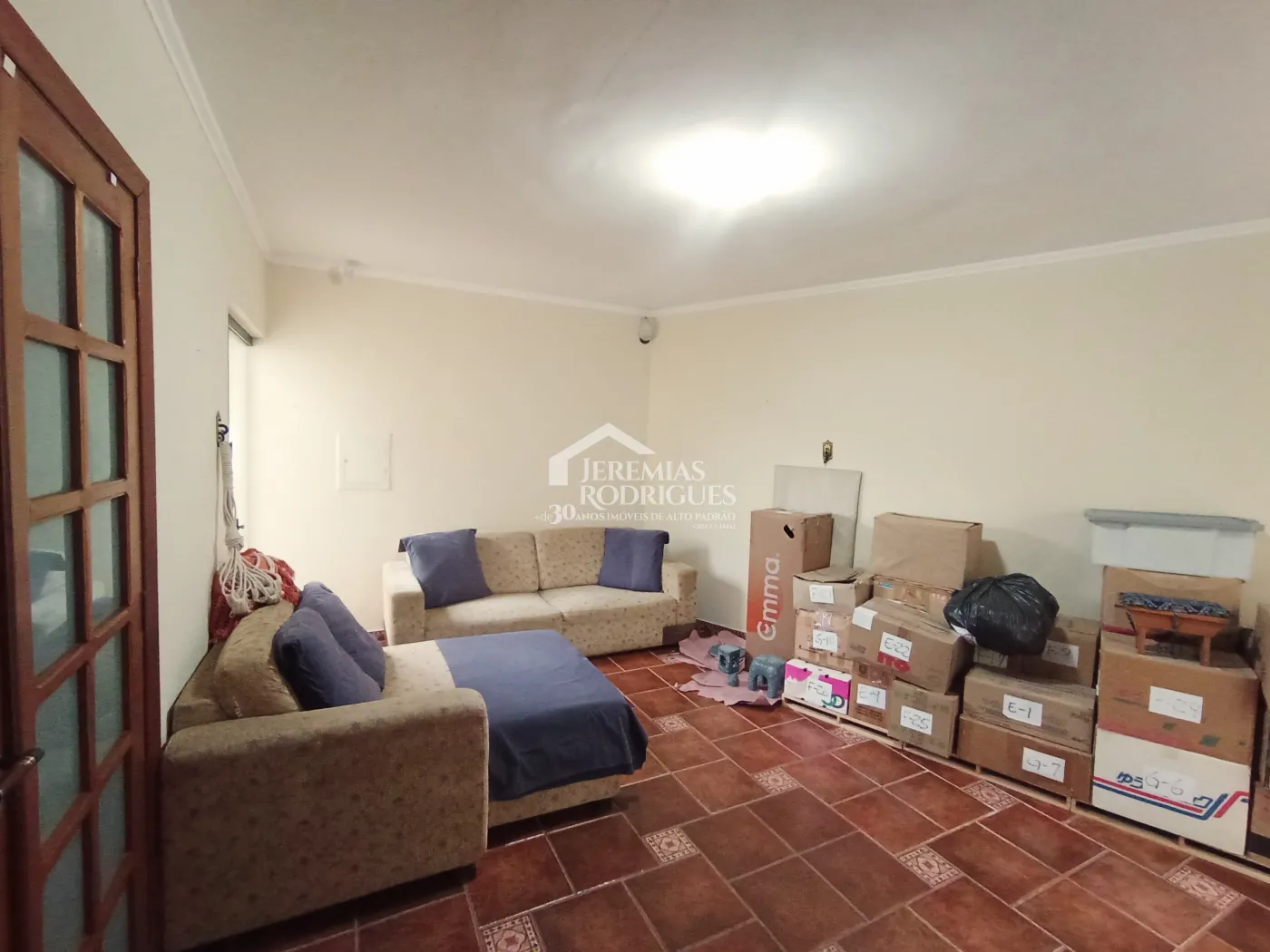 Casa para venda e locação com 3 suítes no bairro Parque das Flores em Taubaté/SP.