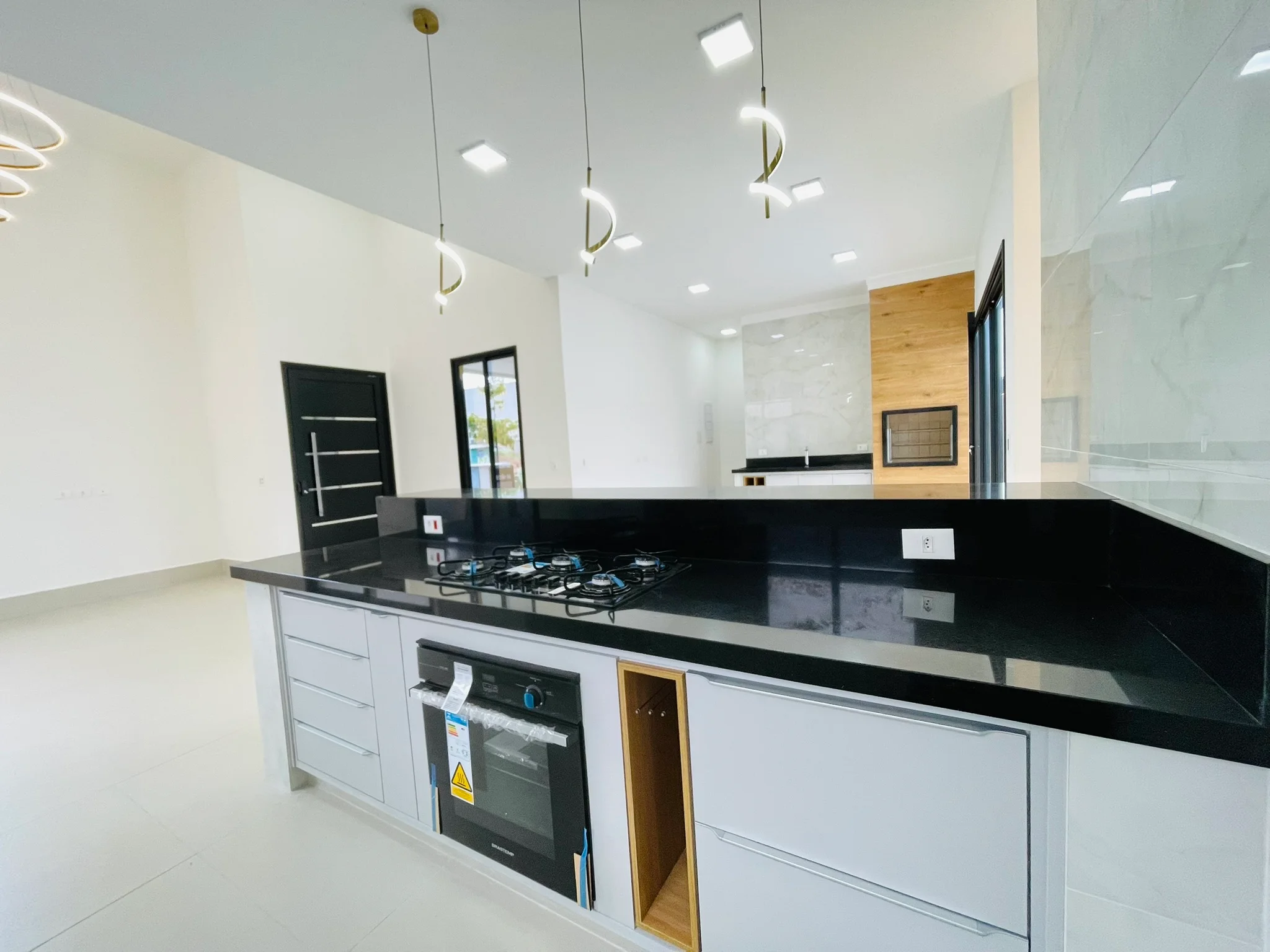 Casa à venda com 4 dormitórios no Condomínio Ouro Ville em Taubaté/SP.