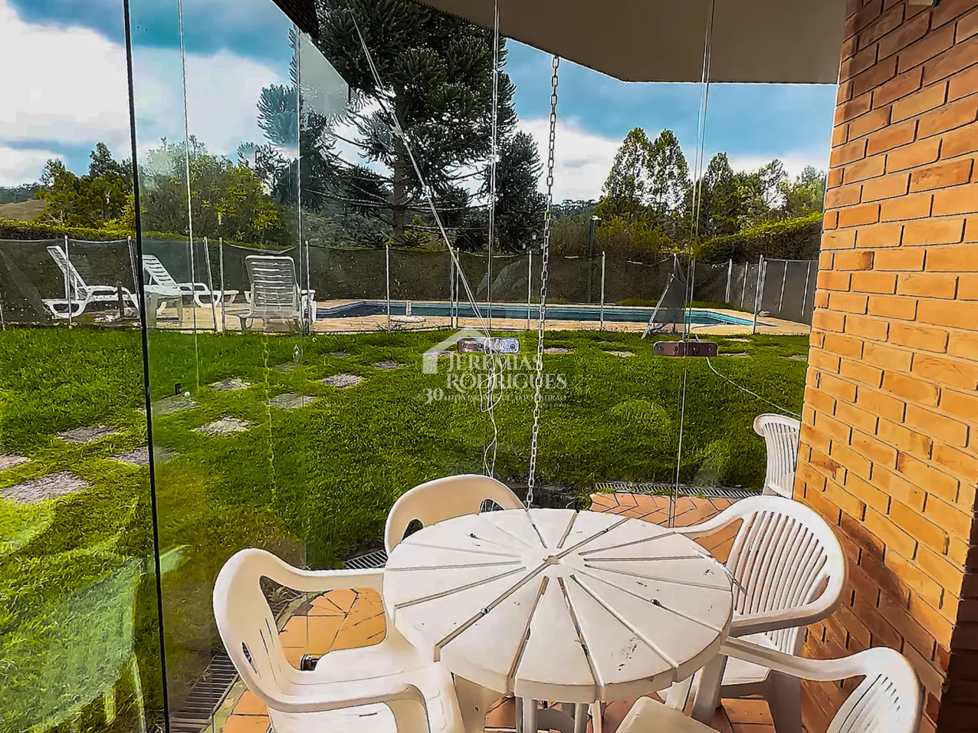 Casa à venda com 5 dormitórios no Condomínio Residencial Gran Ville em Campos do Jordão/SP.