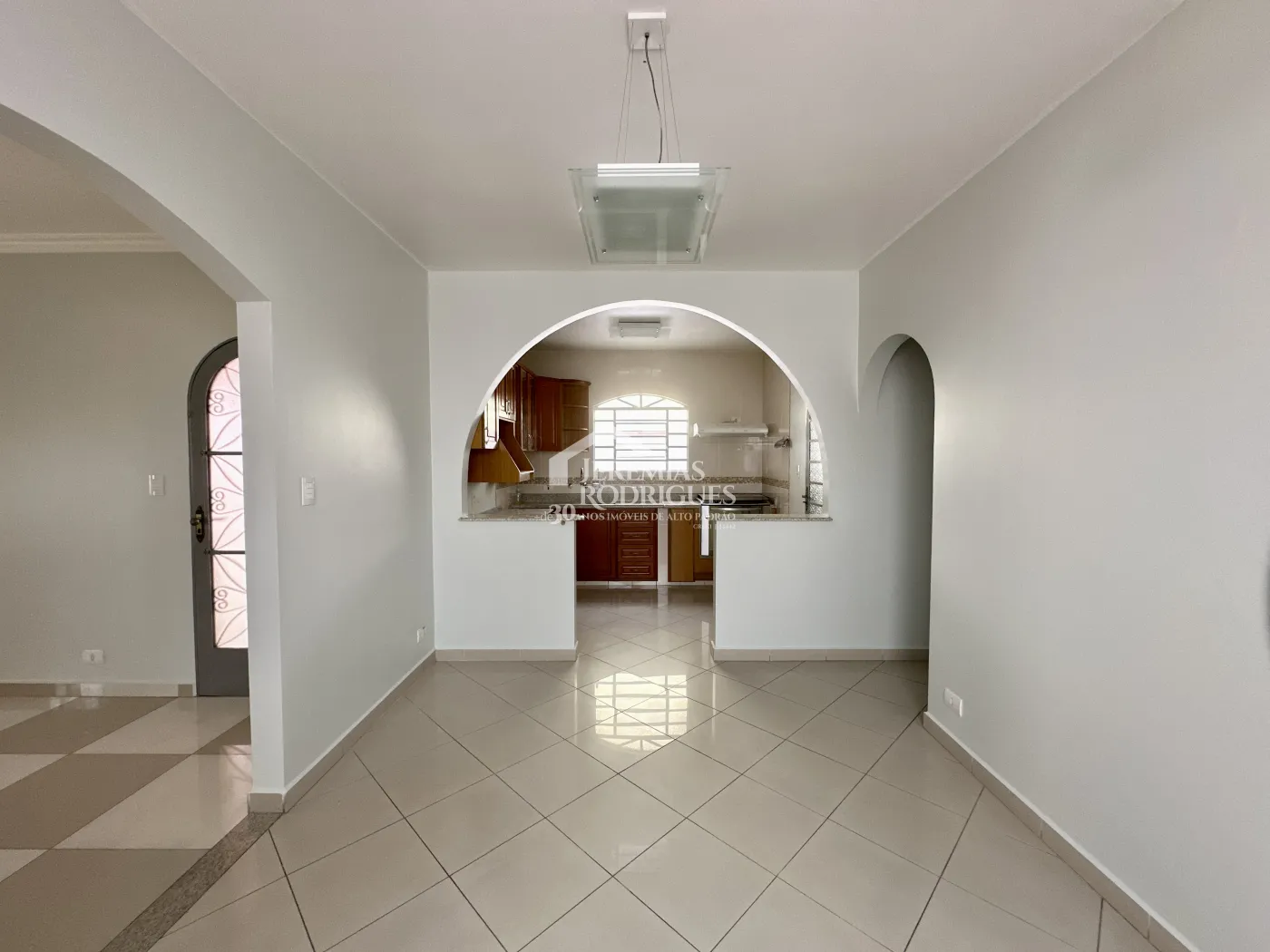 Casa para locação com 3 dormitórios no bairro Jardim Garcez em Taubaté/SP. 