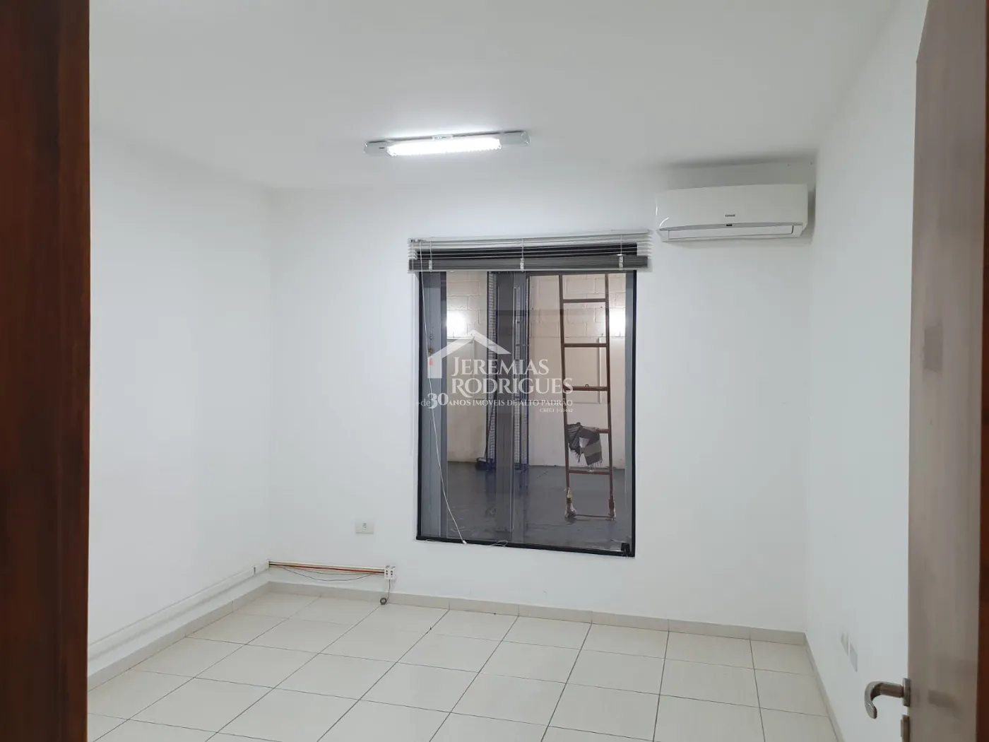 Galpão à venda no bairro Jardim Jaraguá em Taubaté/SP.