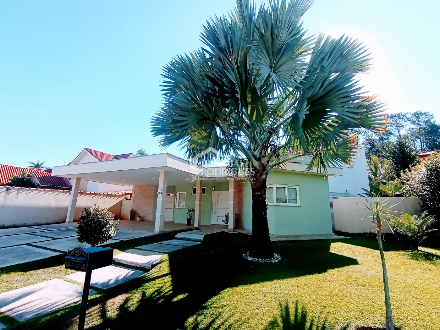 Casa à venda com 4 dormitórios no Condomínio Village Paineiras em Pindamonhangaba/SP