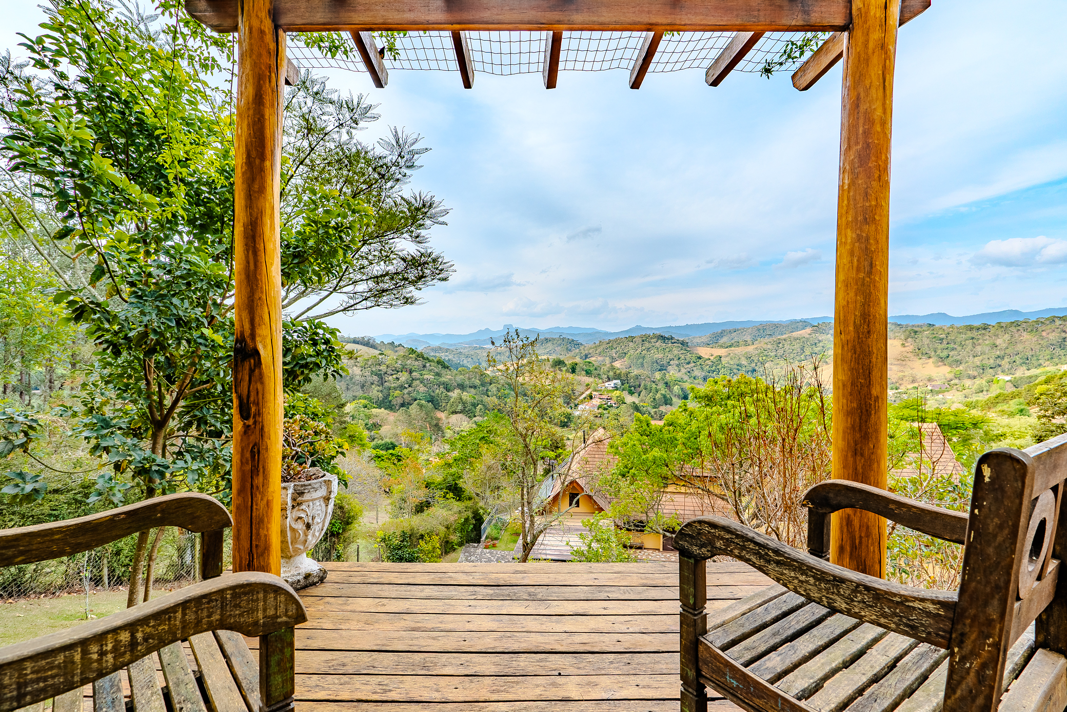 Casa à venda com com 5 suítes no Condomínio Country Club em Santo Antônio do Pinhal/SP. 
