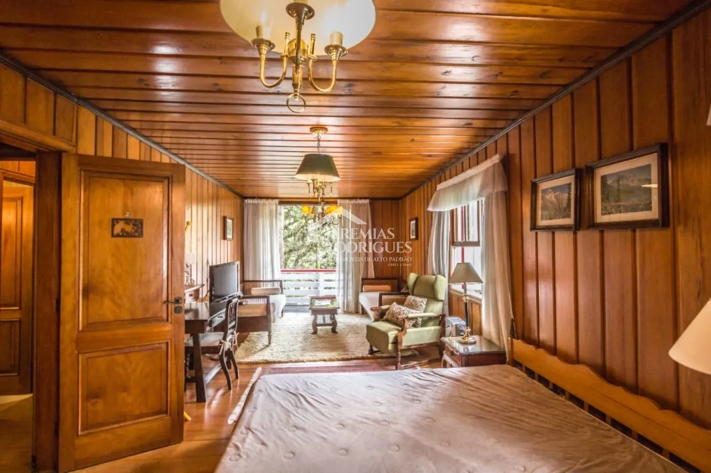 Casa à venda com 5 dormitórios no Jardim Embaixador em Campos do Jordão/SP