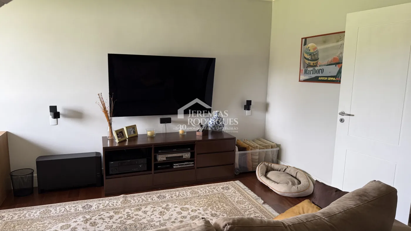 Casa à venda com 4 suítes no Condomínio Jardim Monte Belo em Campos do Jordão/SP.