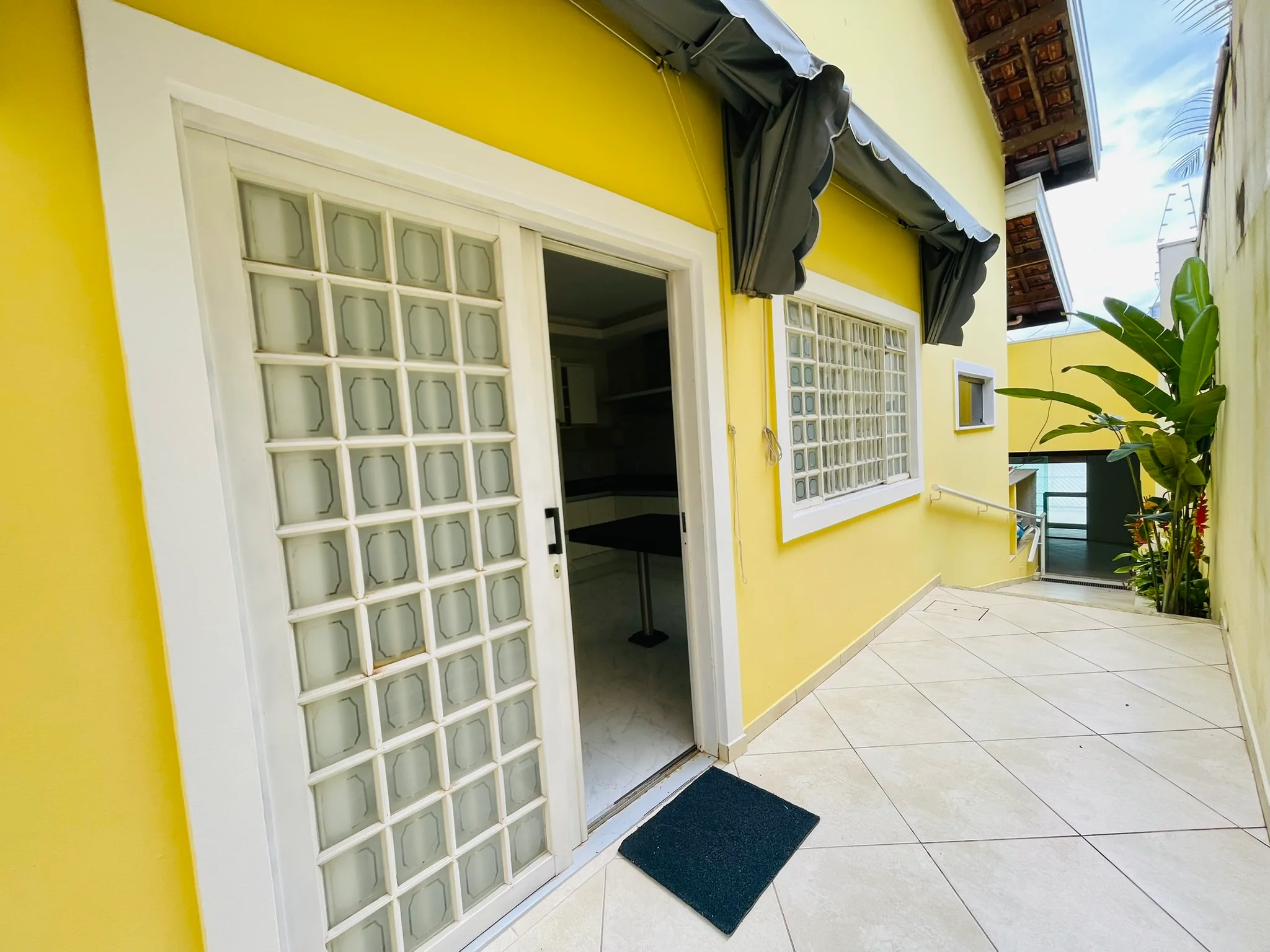 Casa à venda com 3 dormitórios no bairro Jardim das Nações em Taubaté/SP. 