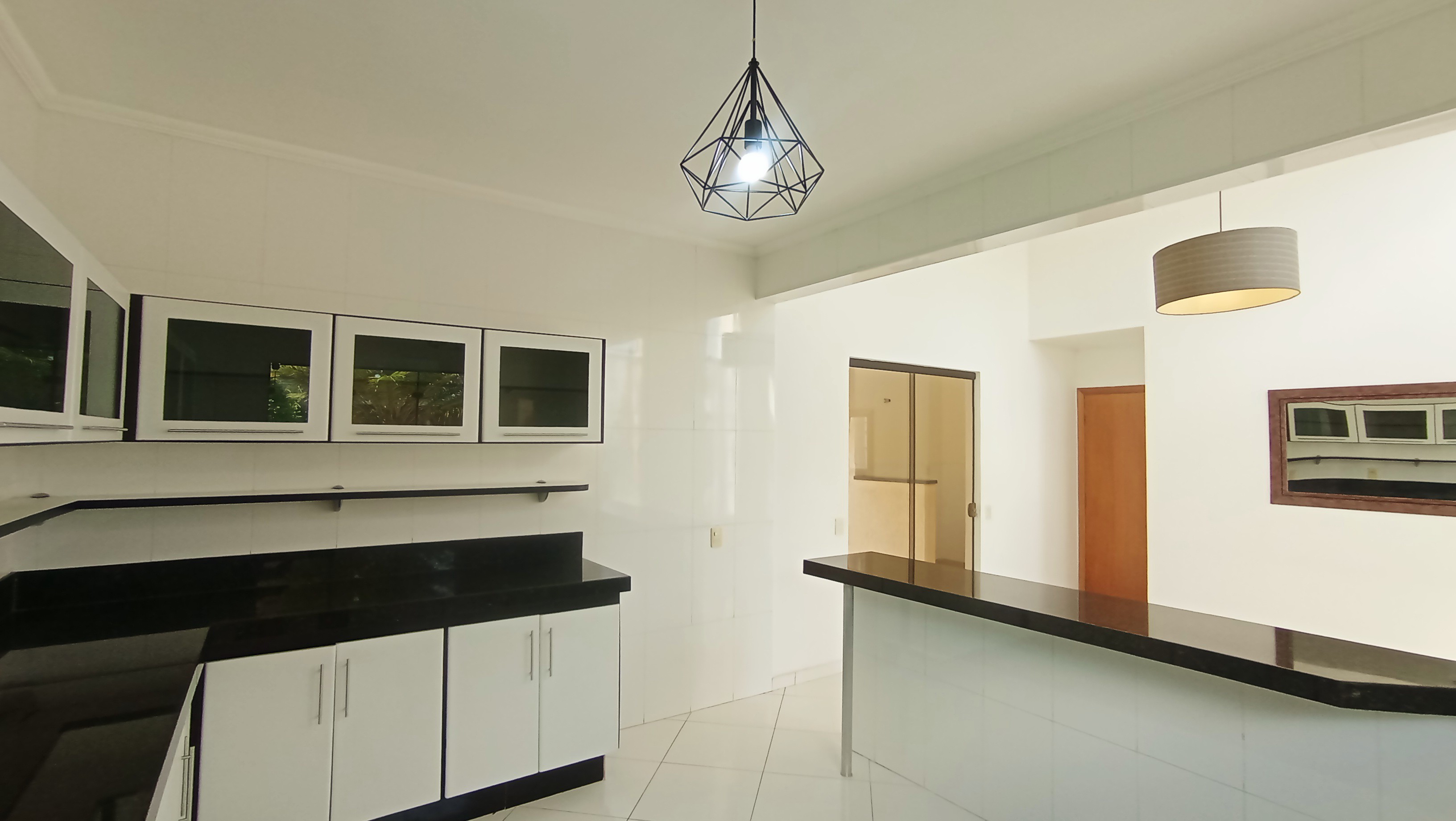 Casa à venda com 4 suítes no Condomínio Real Ville em Pindamonhangaba/SP. 