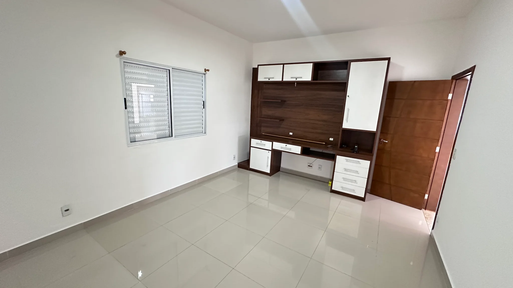 Casa para locação e venda no Condomínio Reserva dos Lagos em Pindamonhangaba/SP.