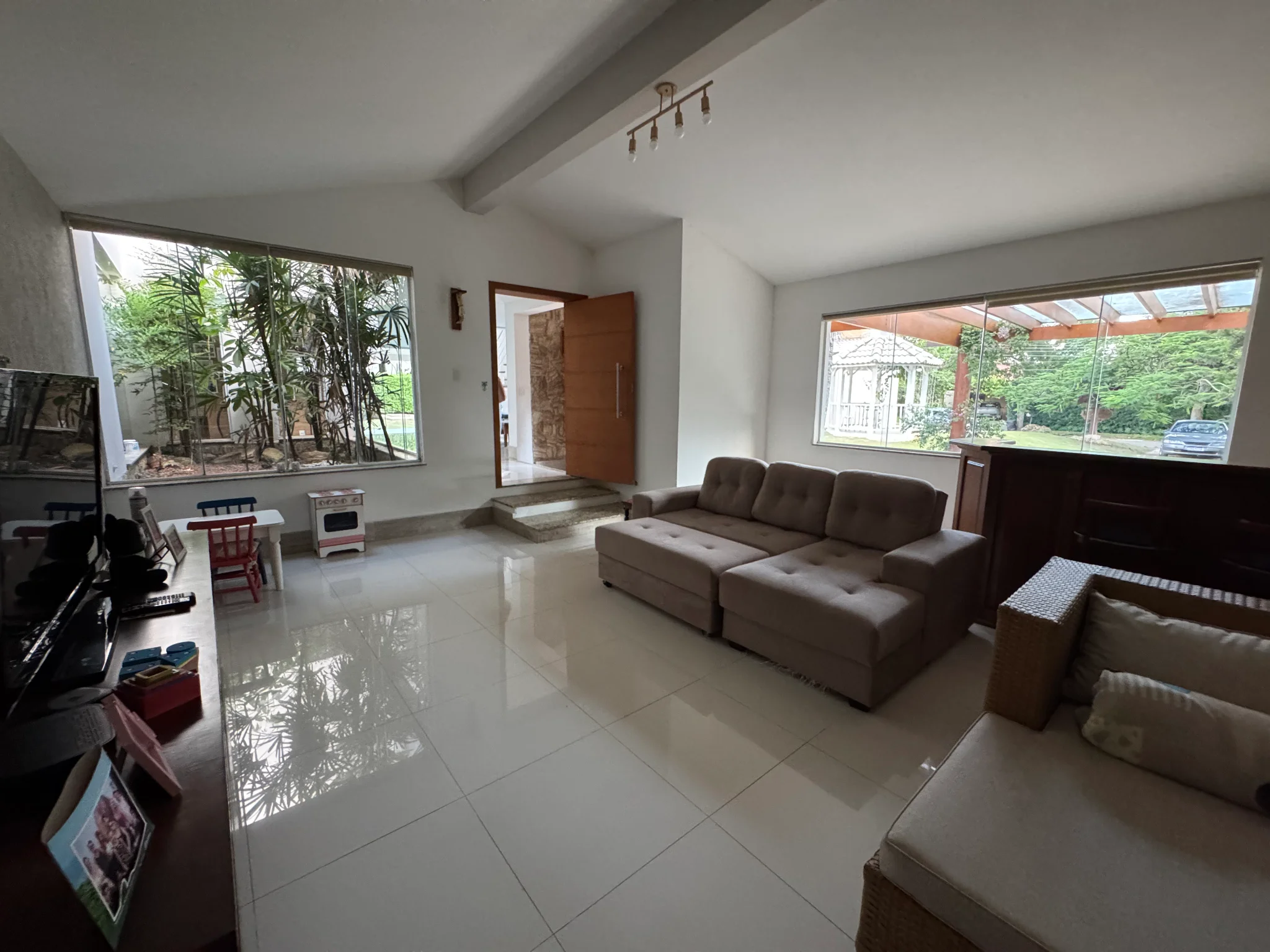 Casa à venda com 5 dormitórios no Condomínio Villlage Paineiras em Pindamonhangaba/SP. 