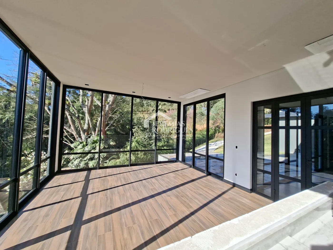 Casa à venda com 4 dormitórios, no Condomínio Parque da Mantiqueira em Santo Antônio do Pinhal/SP.