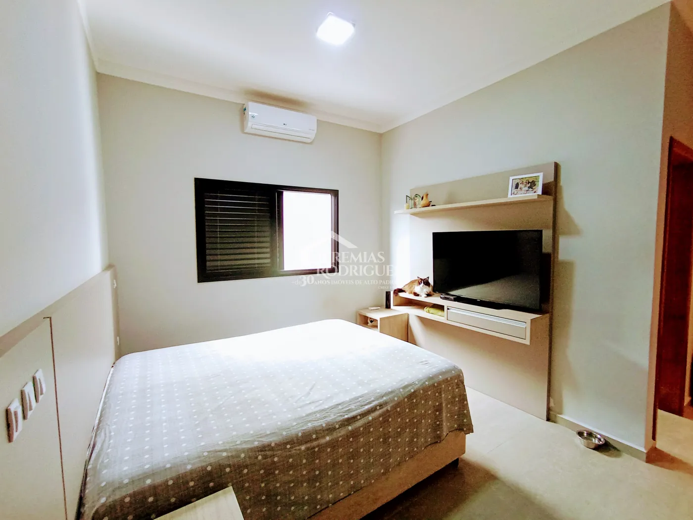 Casa à venda com 3 dormitórios no Condomínio Morada do Visconde em Tremembé/SP.